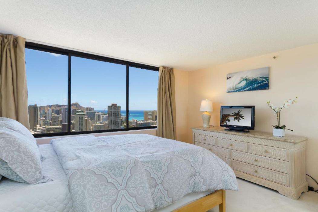 2 Bedroom Penthouse w/Ocean Views: Penthouse Apartment photo