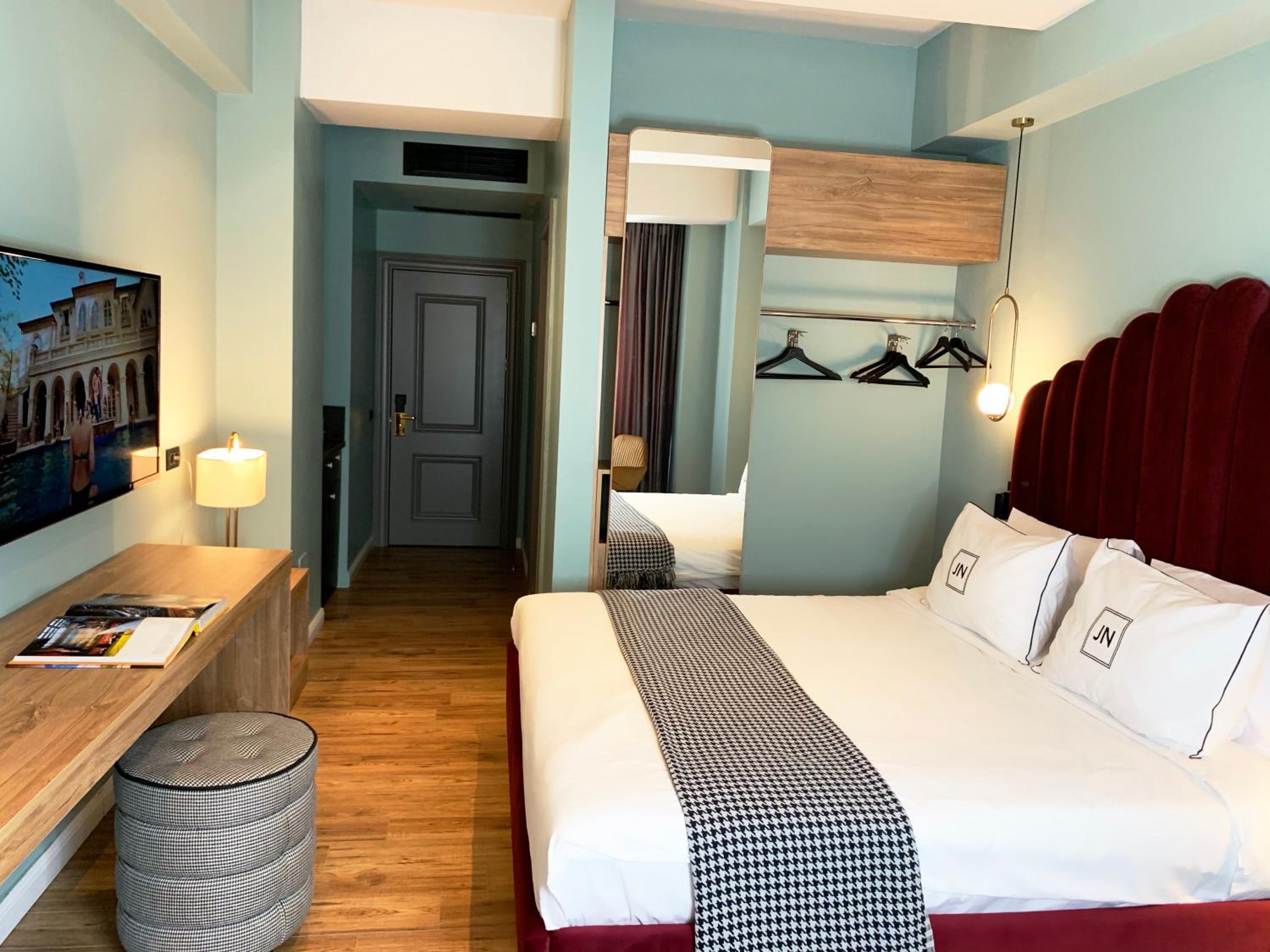 Large Twin Room - Photo 9