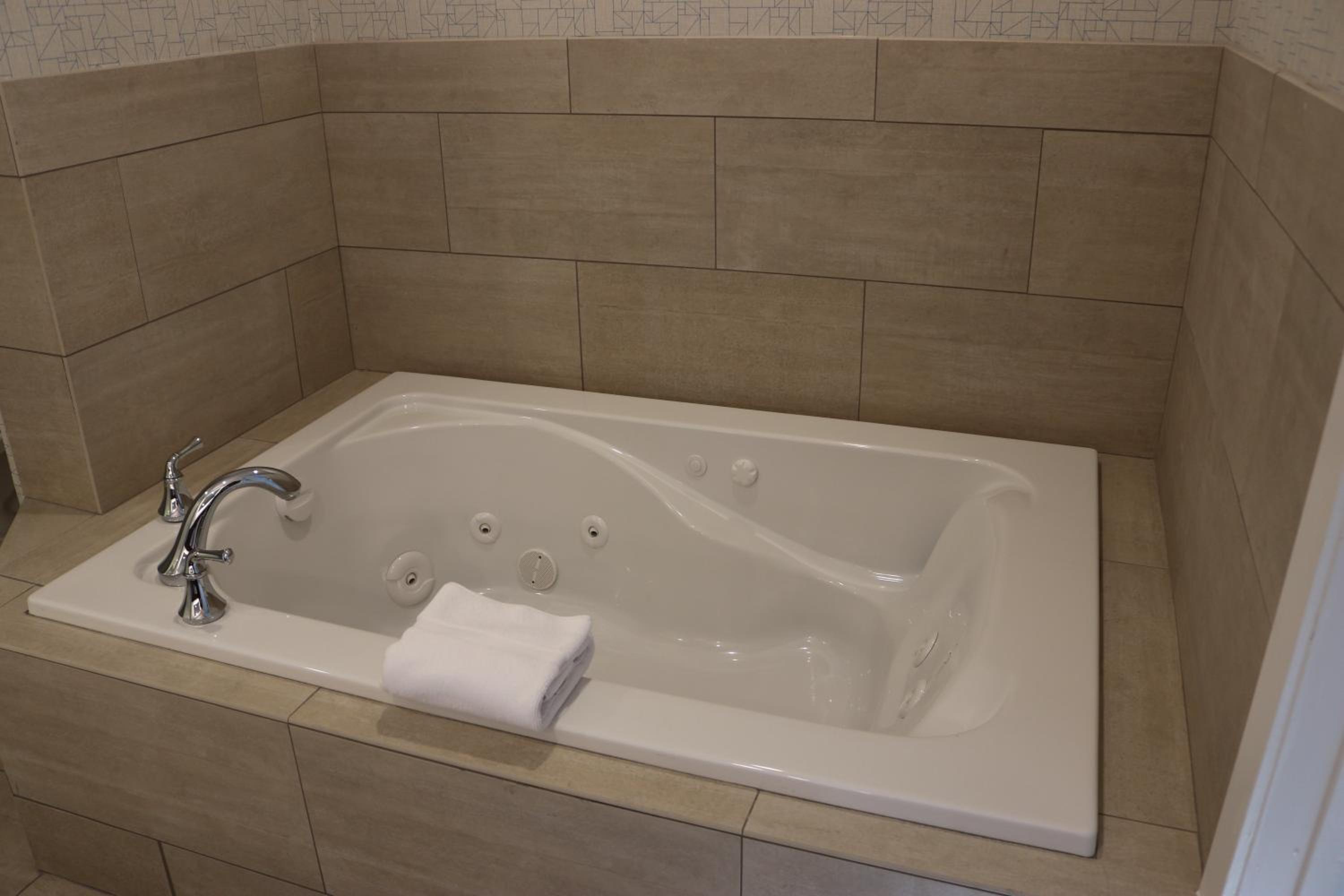 King Room with Jetted Tub - Photo 4