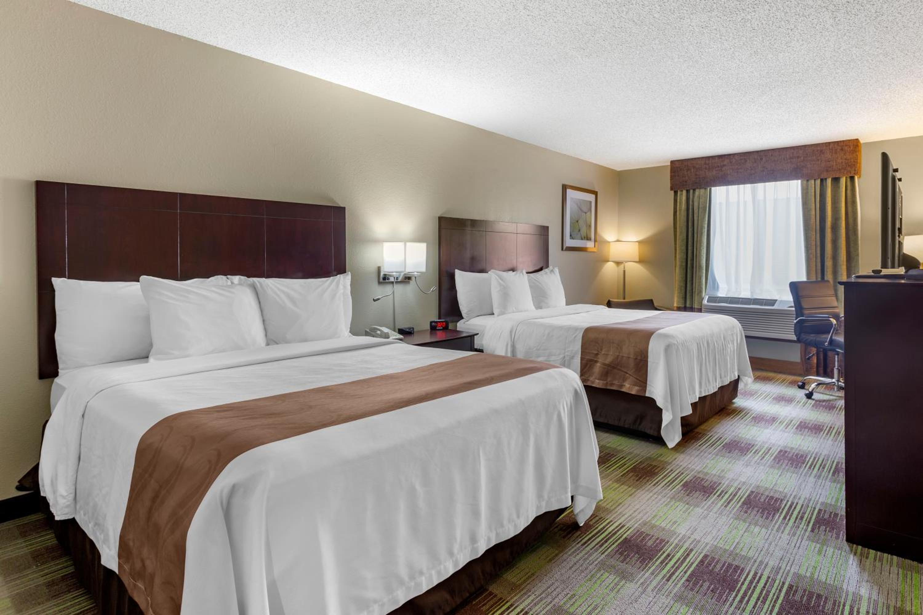 Queen Room with Two Queen Beds - Non-Smoking - Photo 11