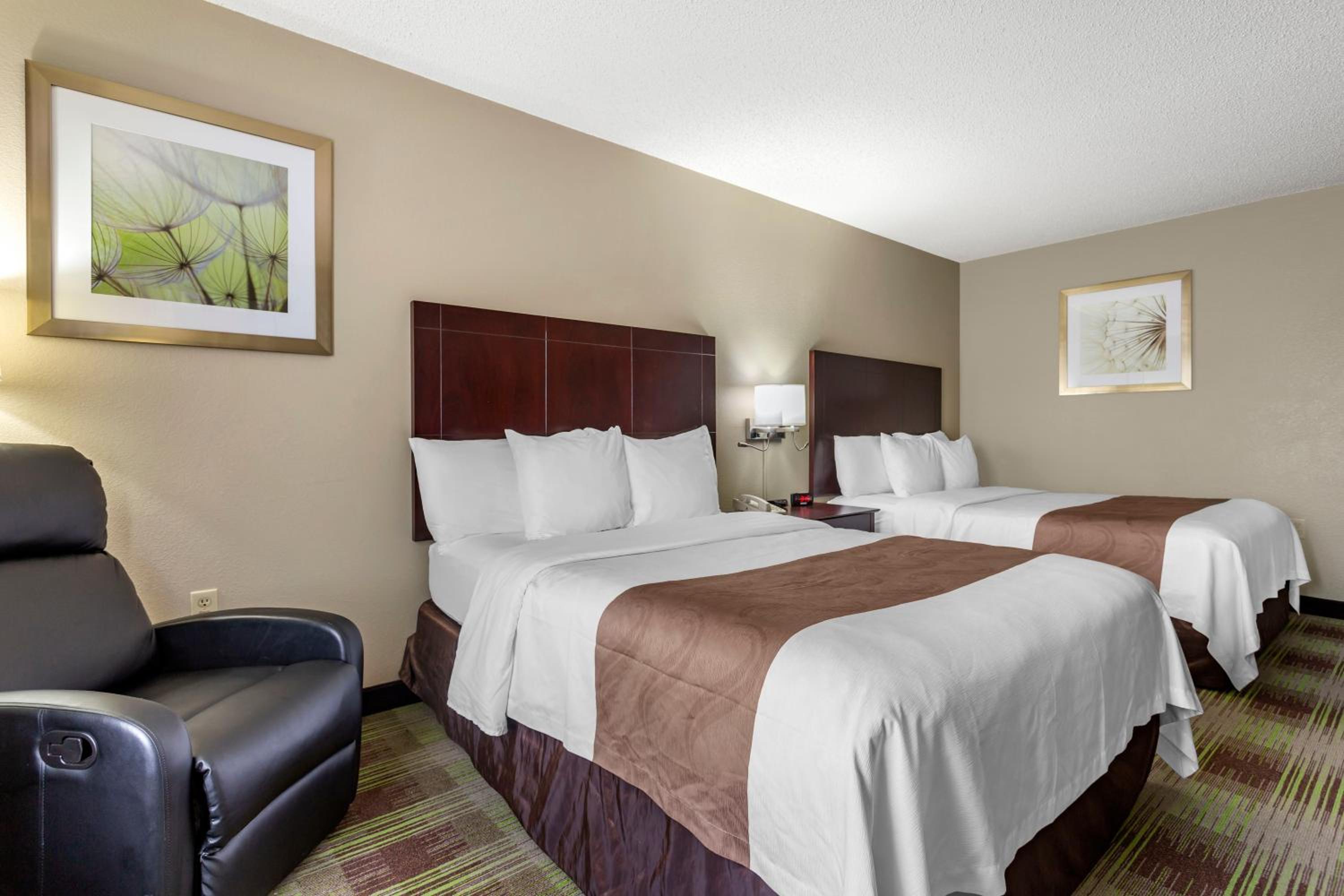 Queen Room with Two Queen Beds - Non-Smoking - Photo 10