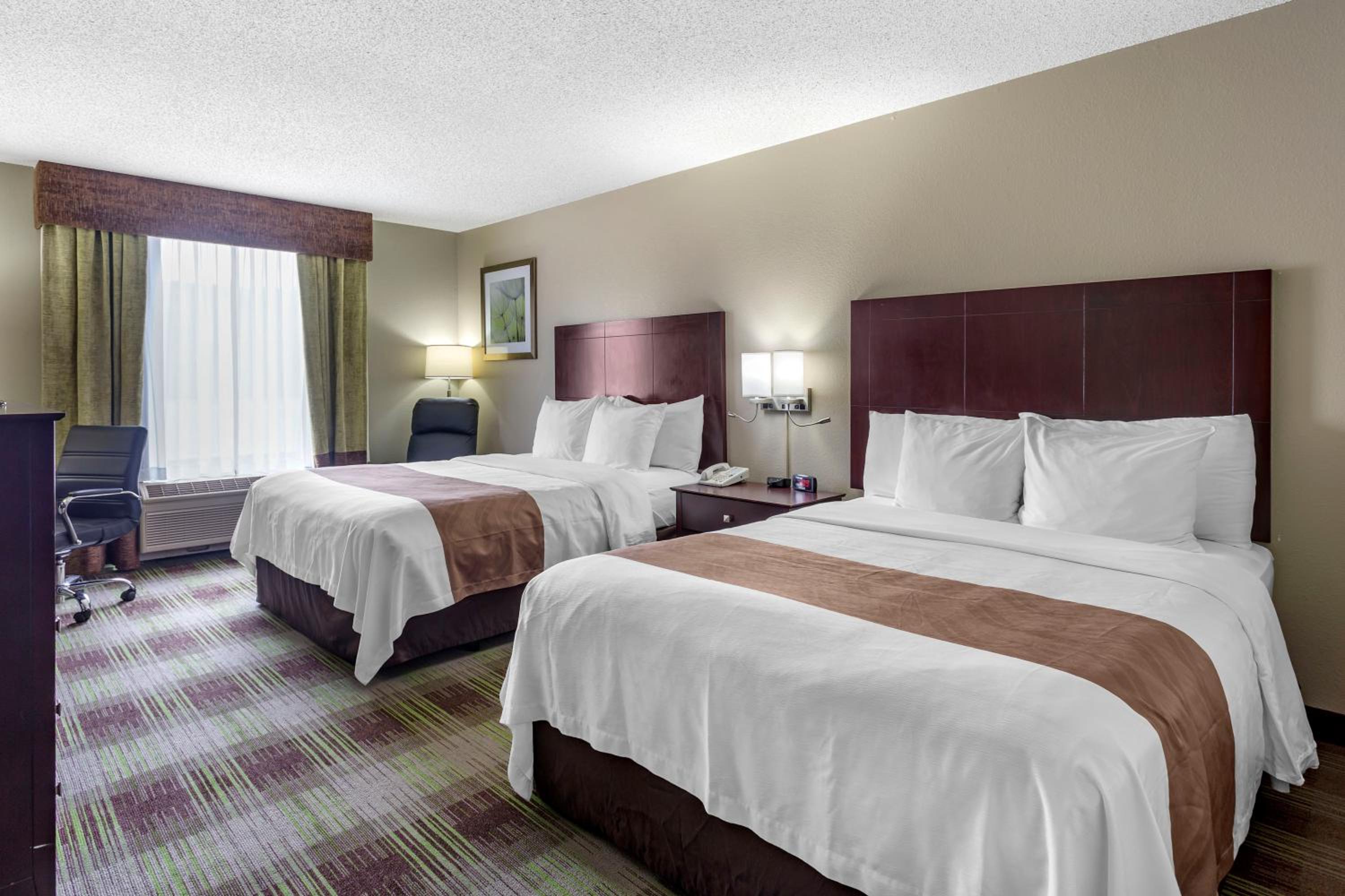 Queen Room with Two Queen Beds - Non-Smoking - Photo 9
