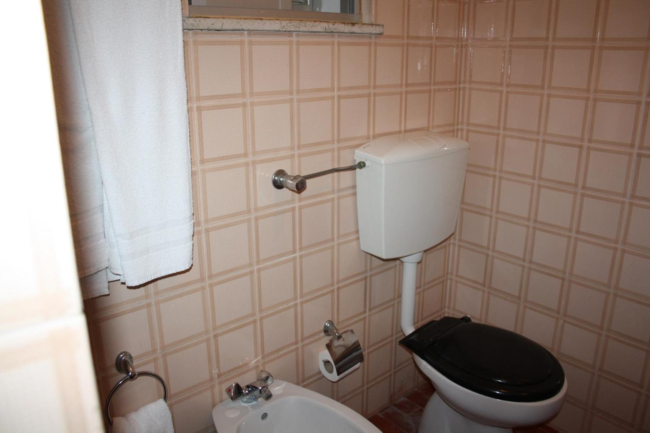 One-Bedroom Bungalow - Photo 2