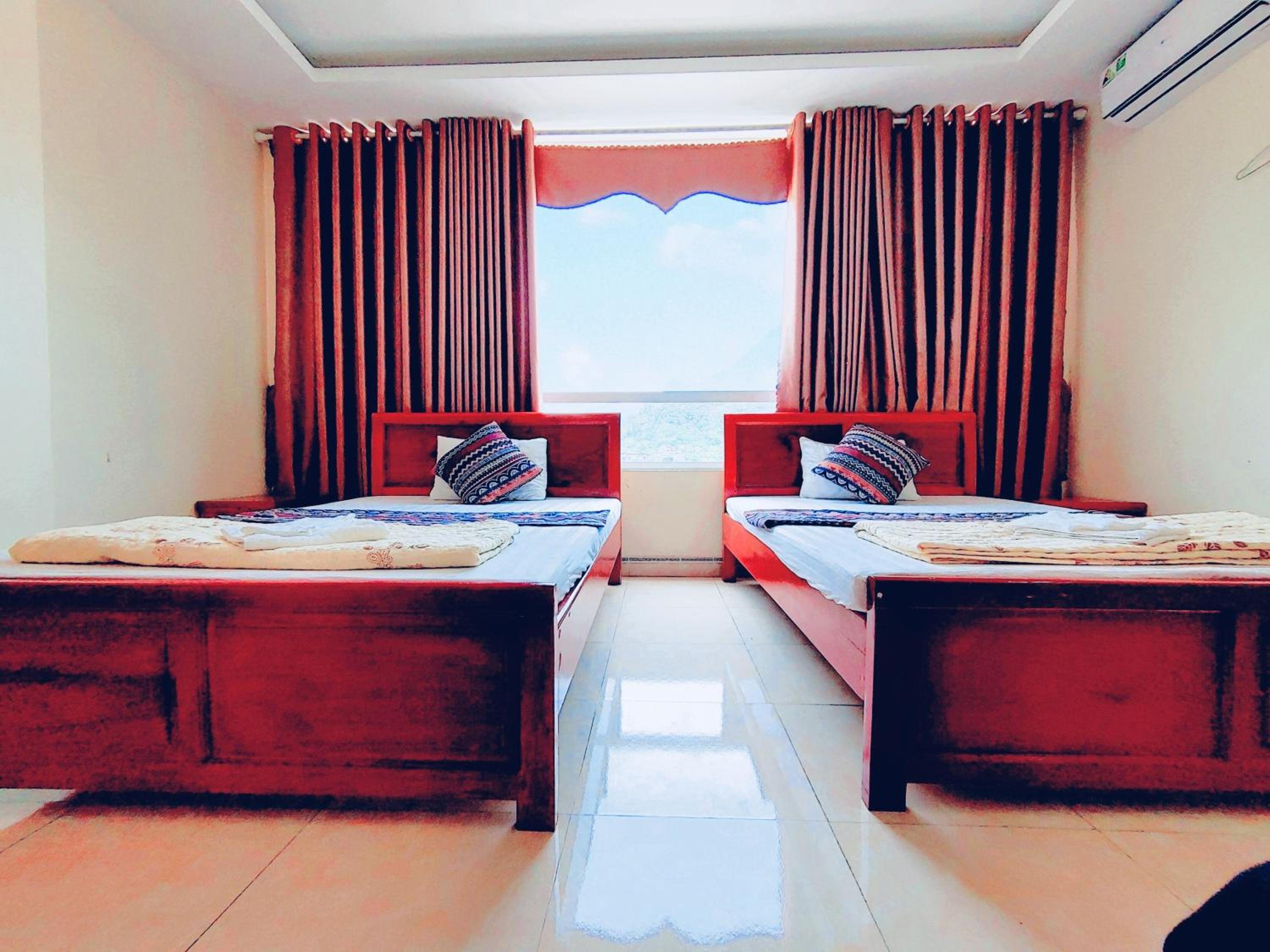 Queen Room with Two Queen Beds photo 2
