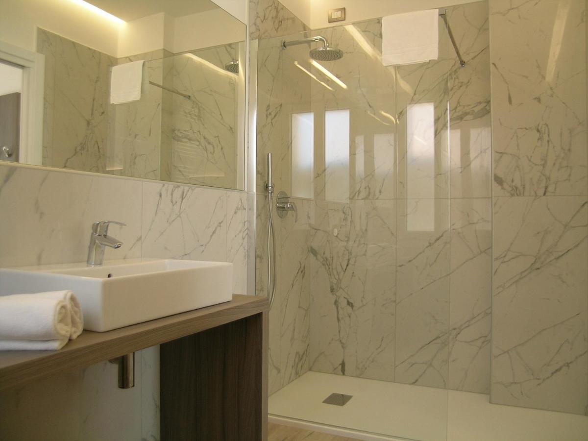 Double Room - Photo 8