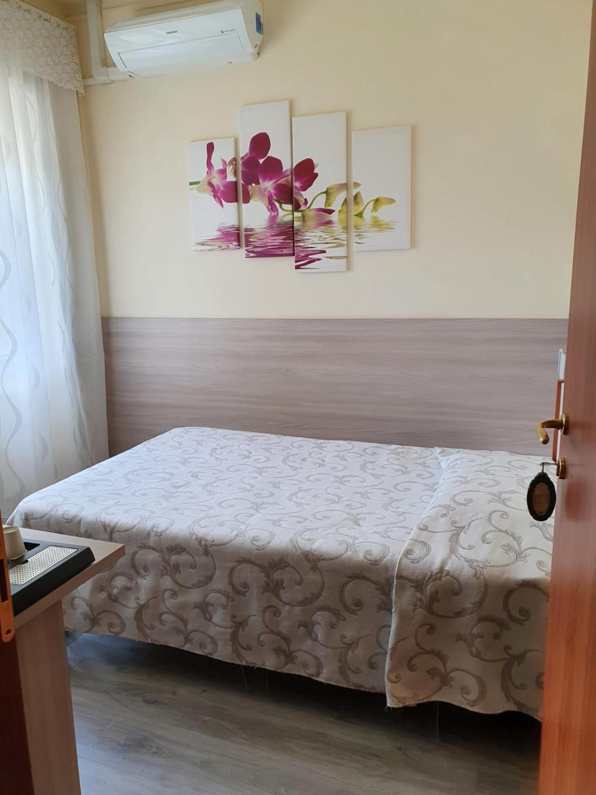 Single Room with Private External Bathroom photo 2
