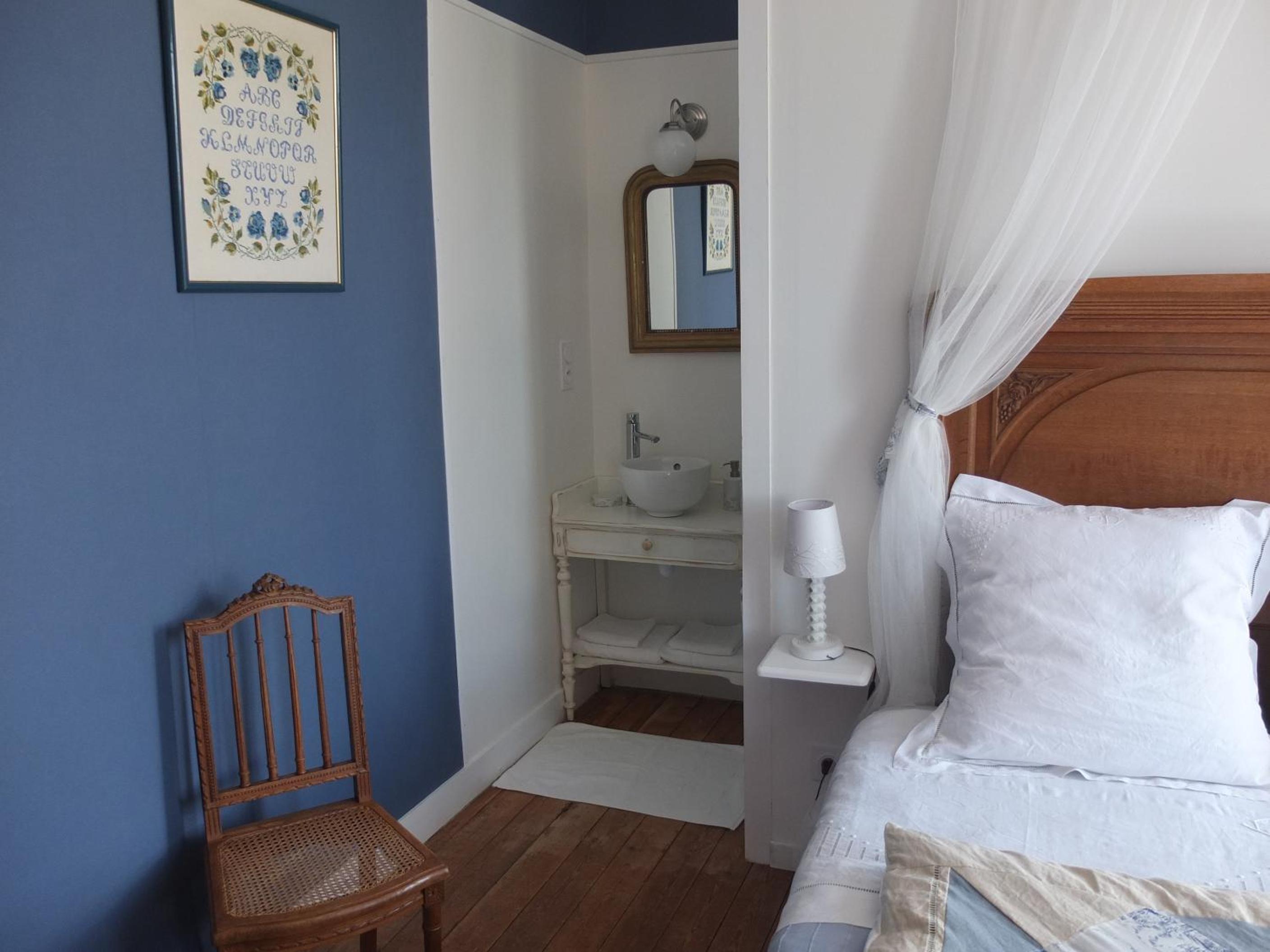 Four-Bedroom House photo 2