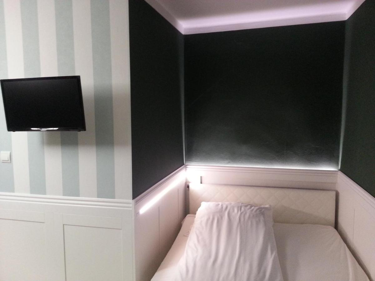 Deluxe Double Room with Balcony - Photo 14
