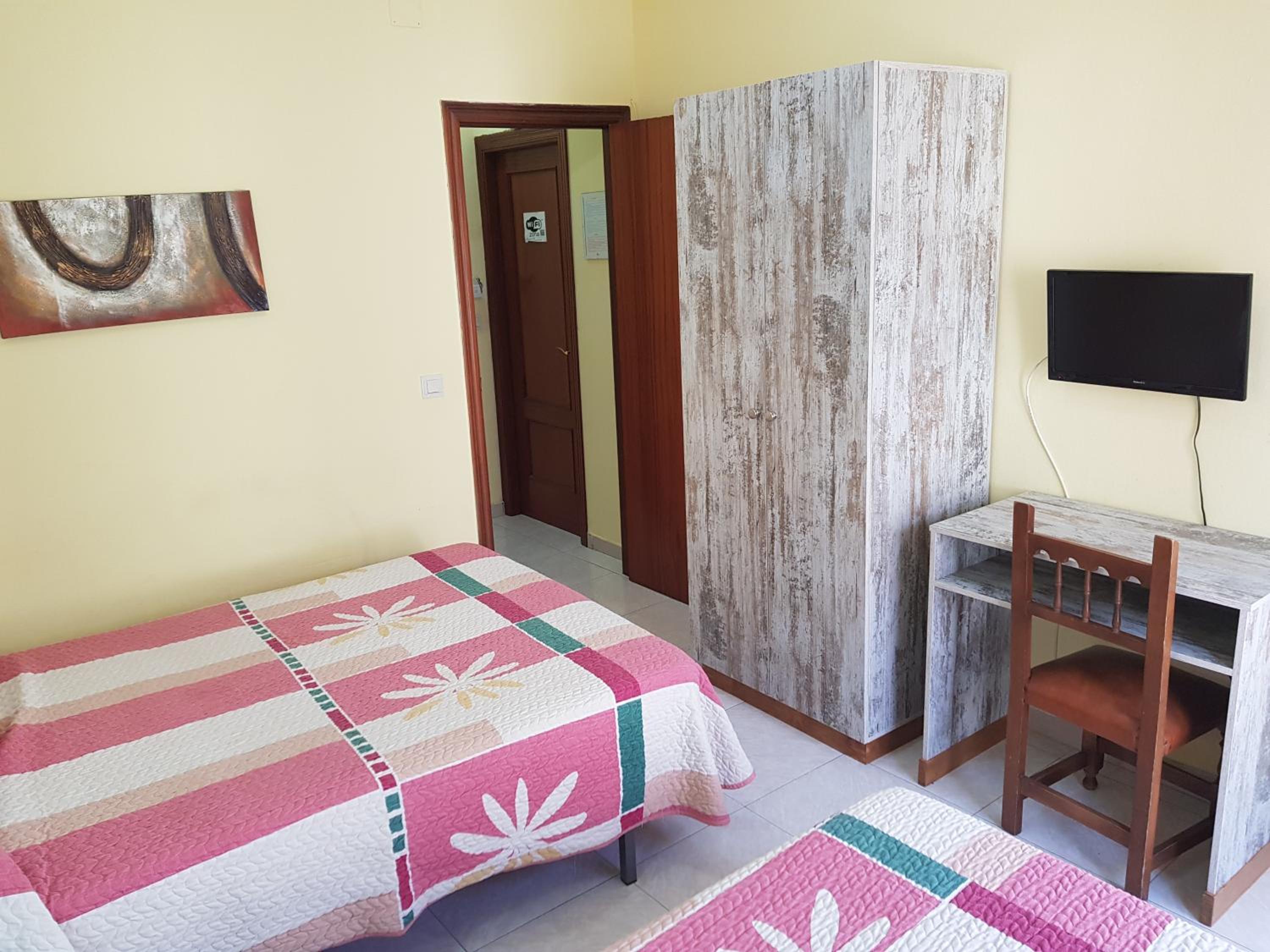 Basic Triple Room with Private Bathroom photo 3