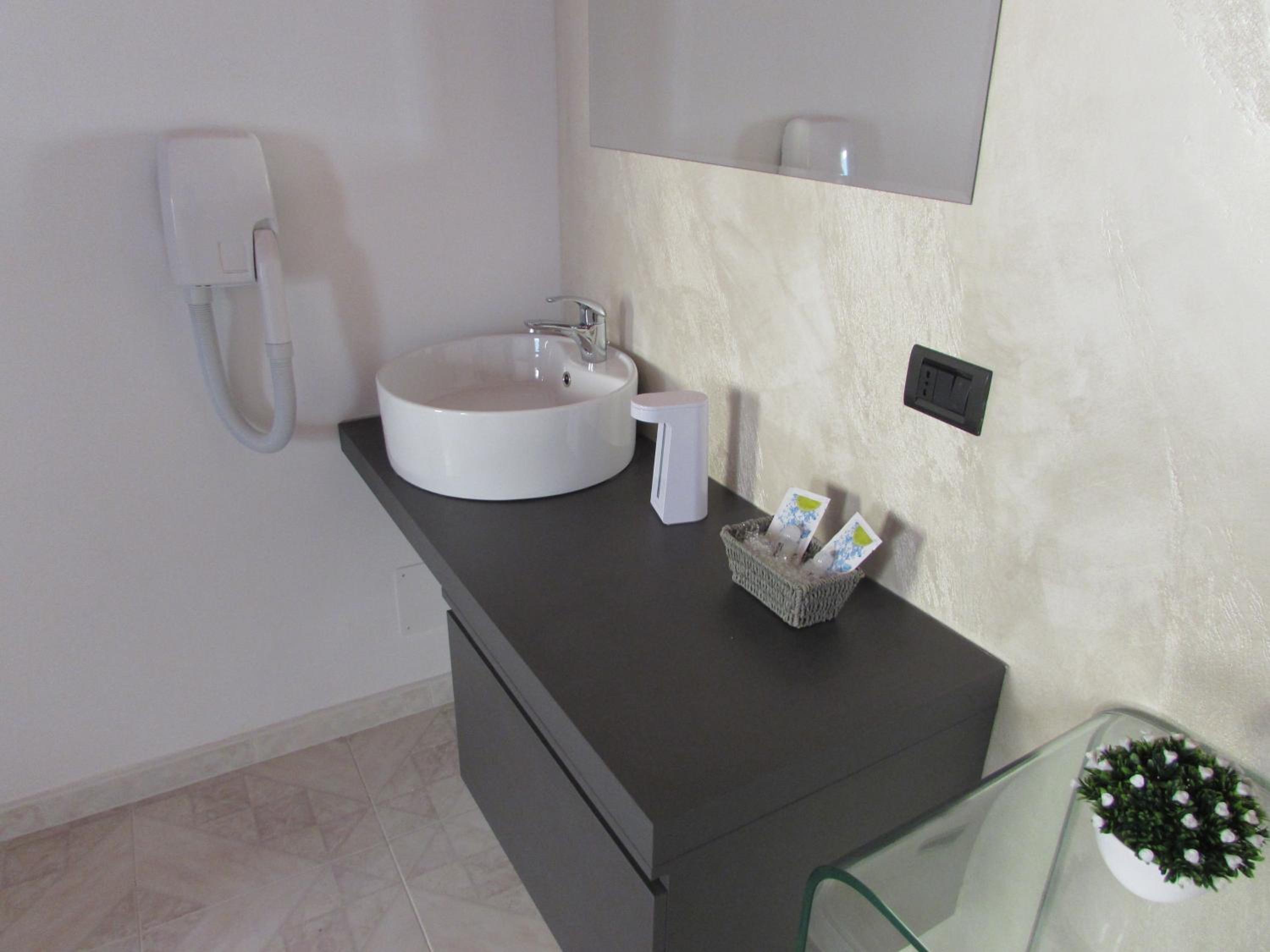 Standard Double Room - Photo 19