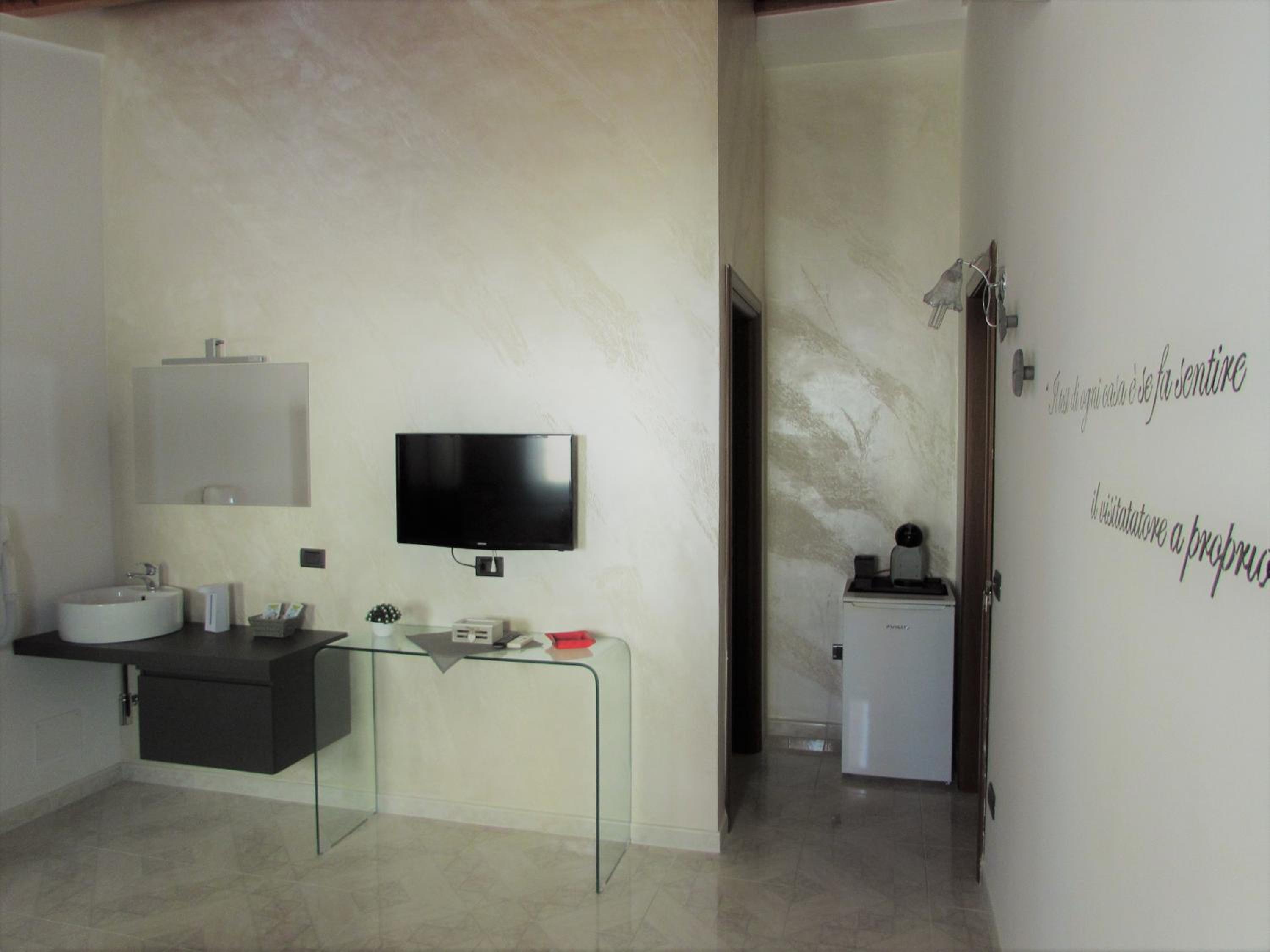 Standard Double Room - Photo 15