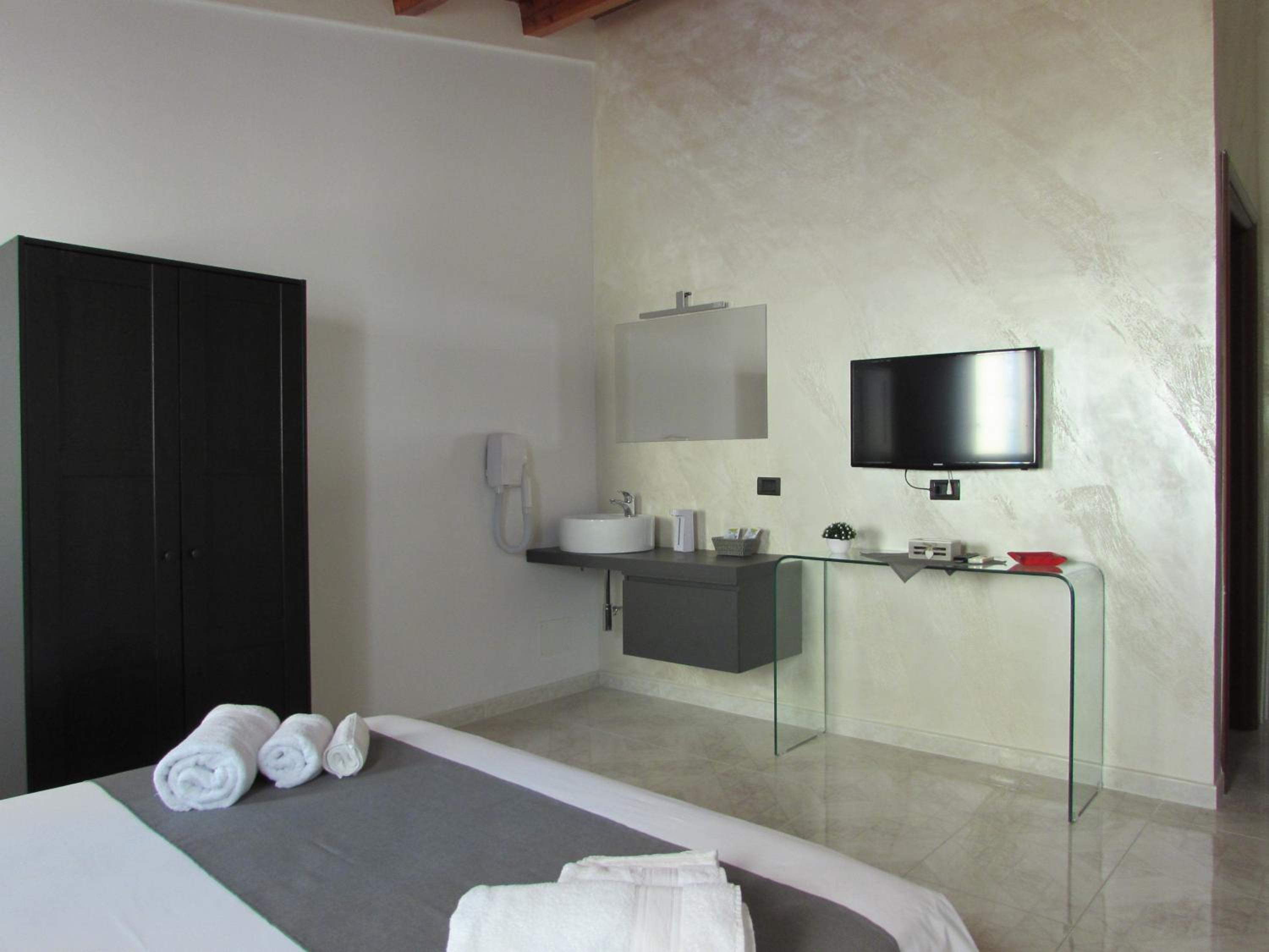 Standard Double Room - Photo 17