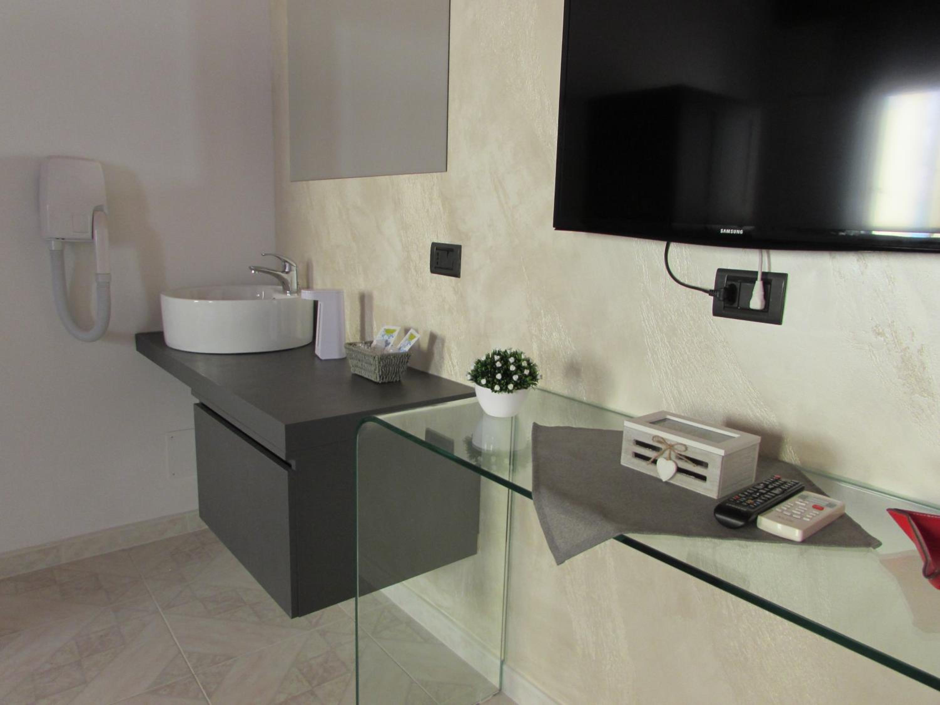 Standard Double Room - Photo 21