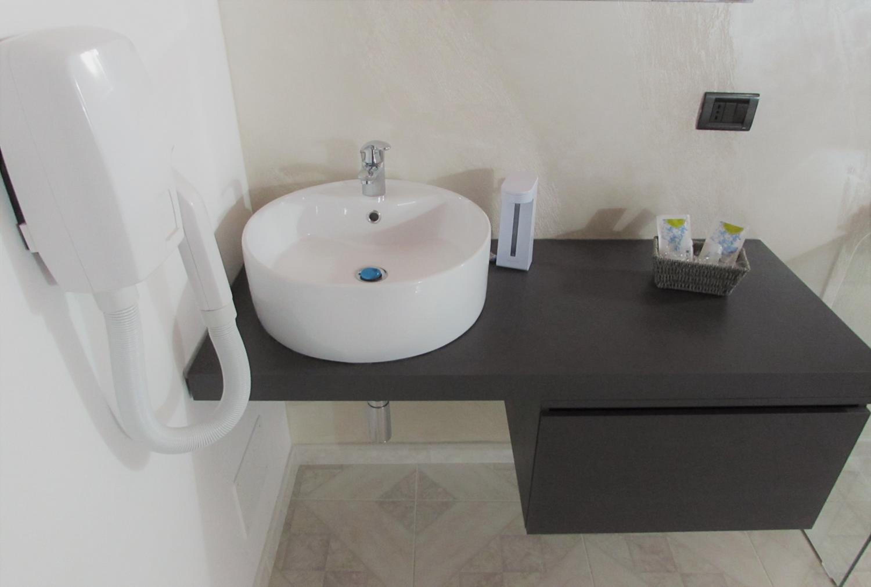 Standard Double Room - Photo 18