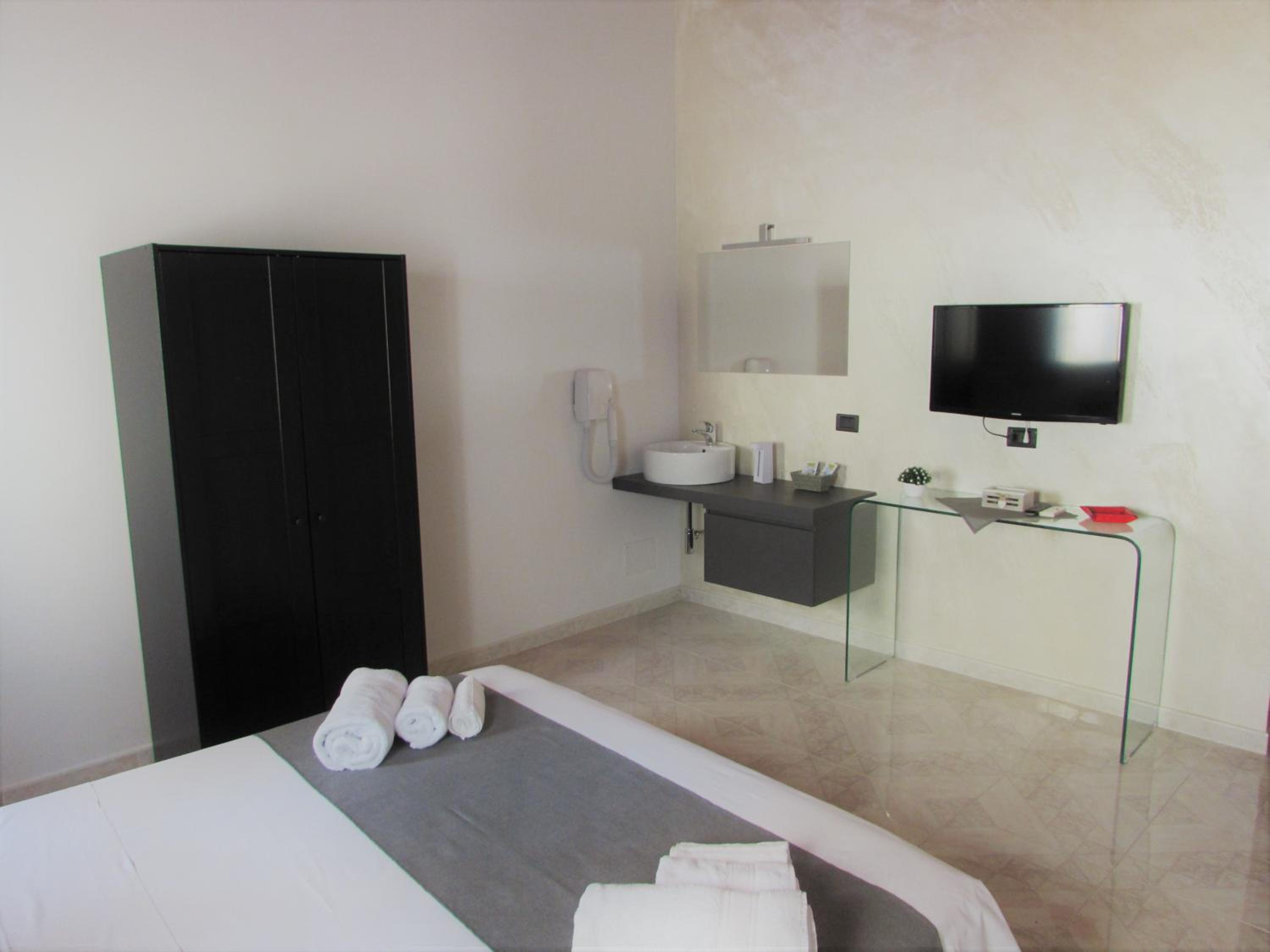 Standard Double Room - Photo 3