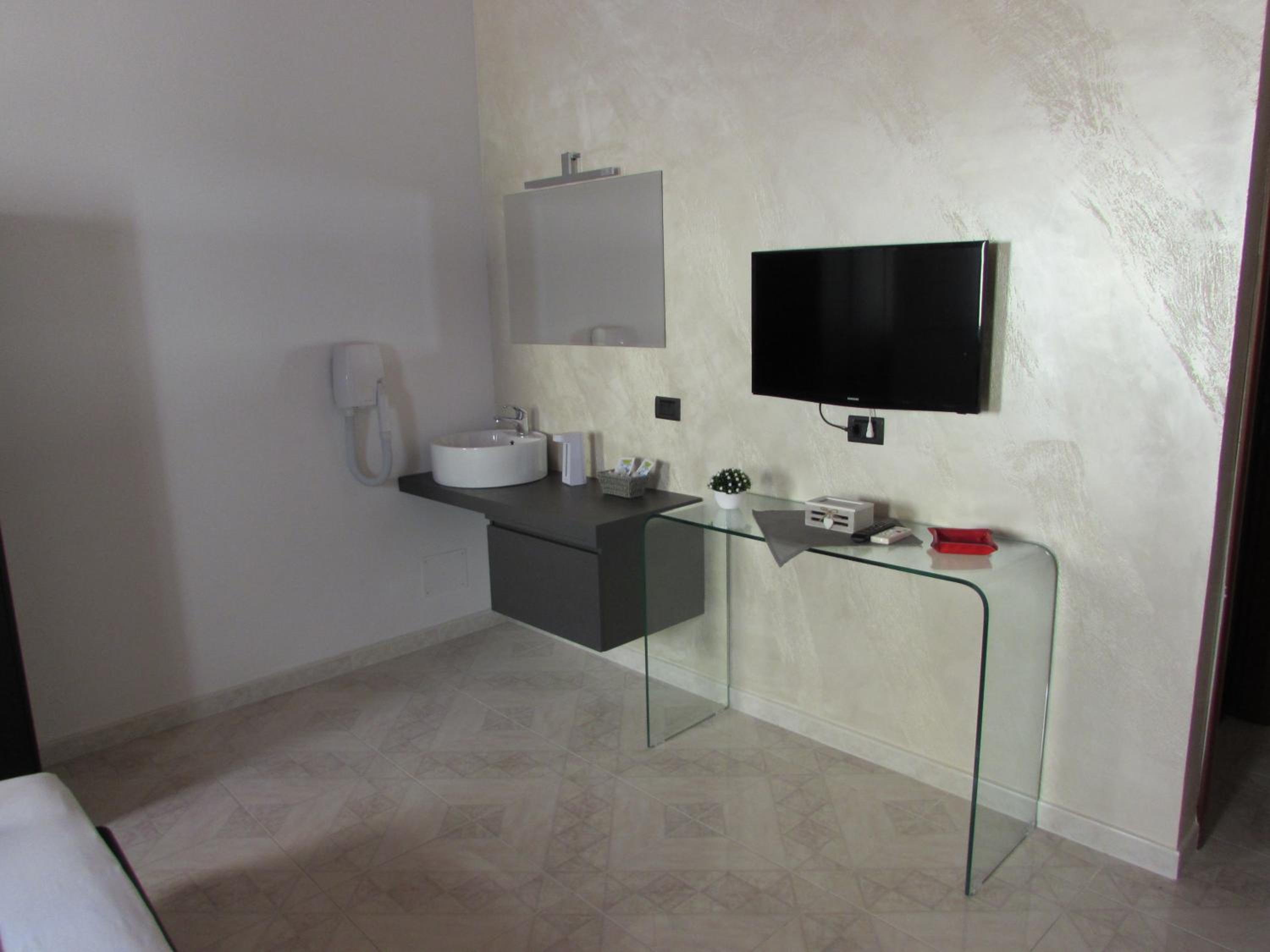 Standard Double Room - Photo 23