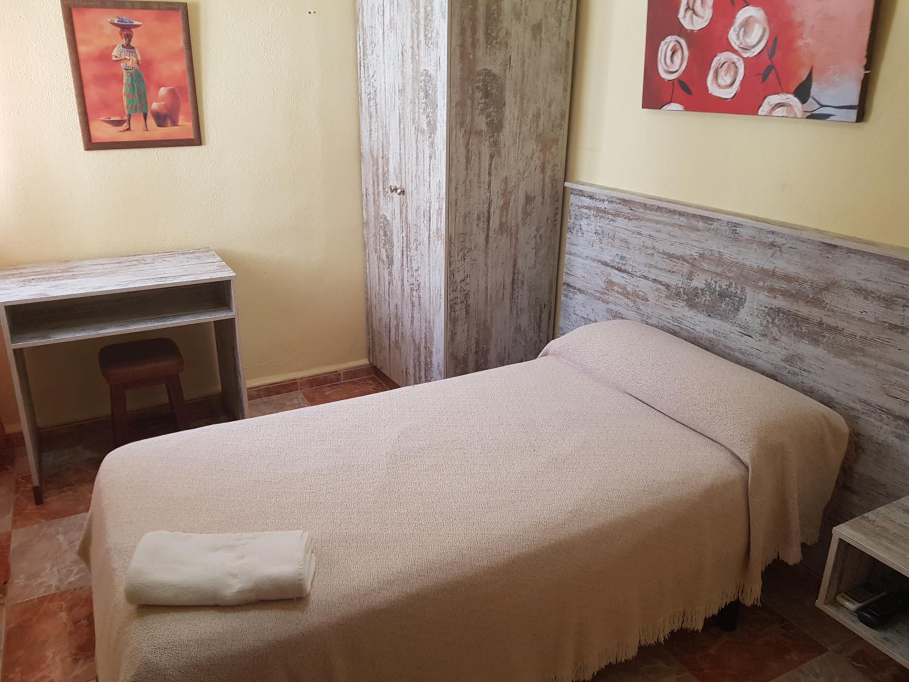 Single Room with Private Bathroom photo 2
