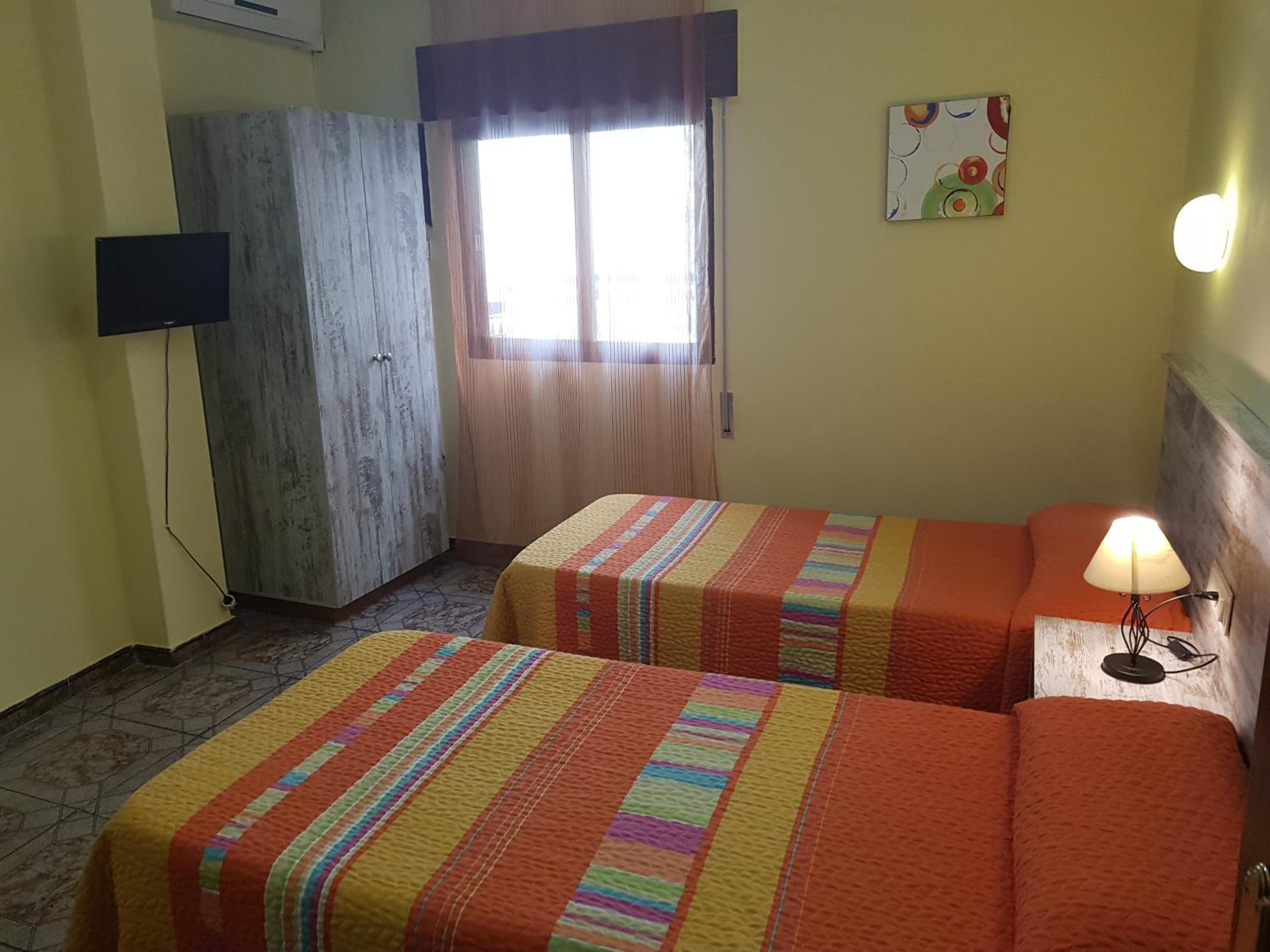Twin Room with Private Bathroom photo 2