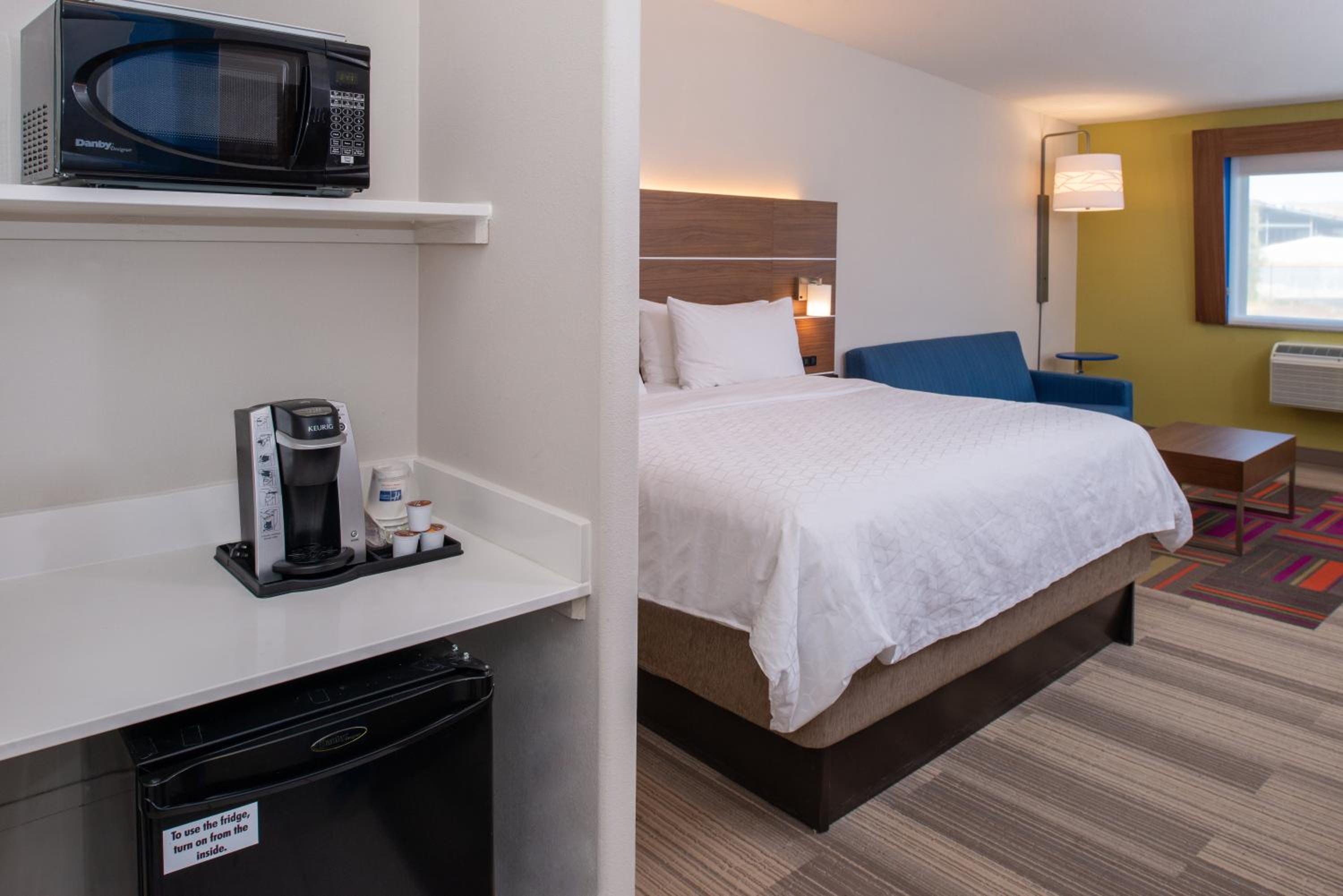 Standard King Room - Photo 6