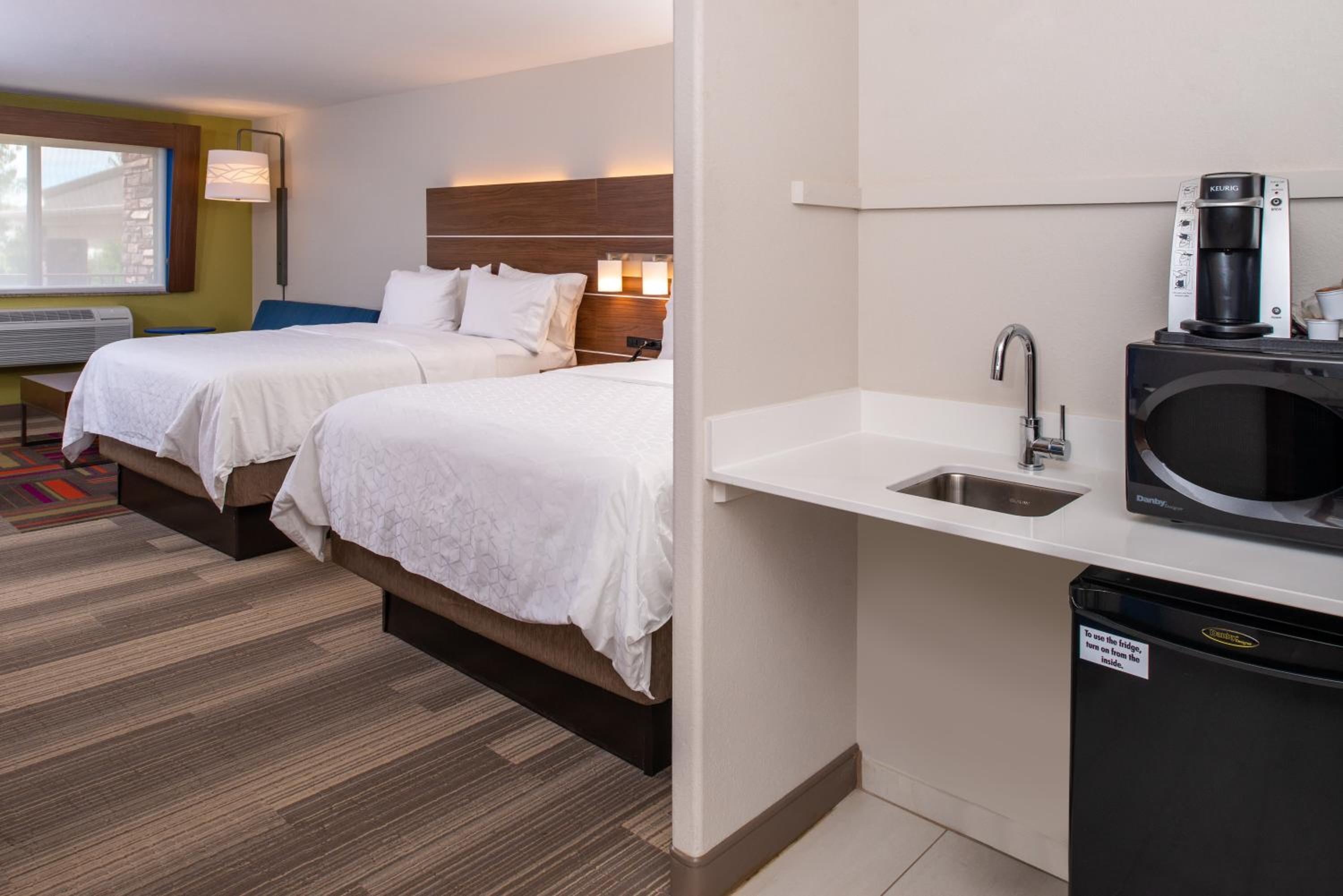 Standard Room with Two Queen Beds - Photo 2
