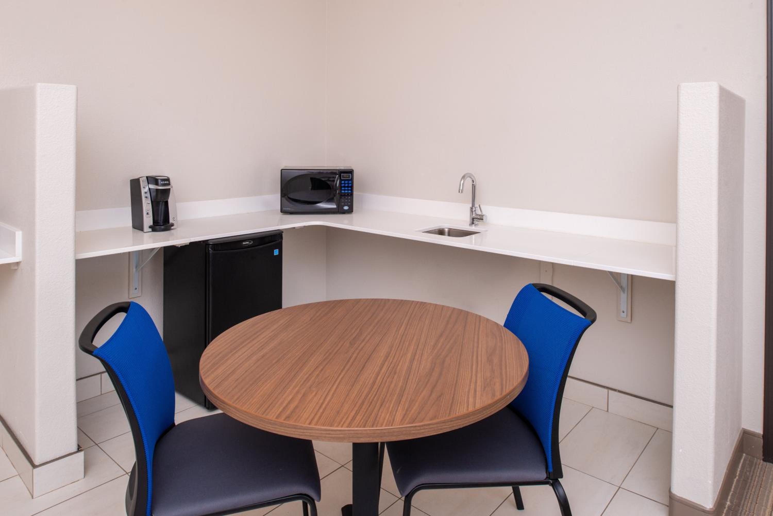 Executive King Suite - Non-Smoking - Photo 6