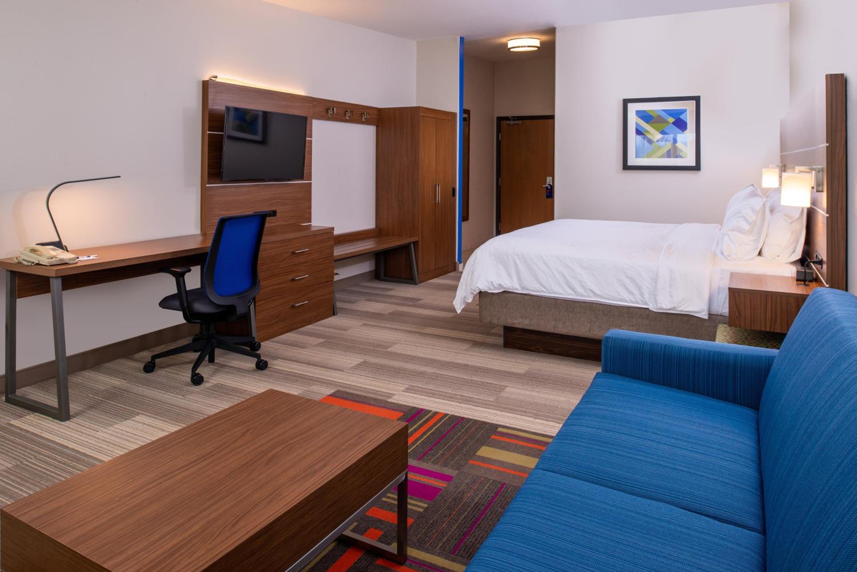 Standard King Room with Balcony and Mountain View - Photo 1