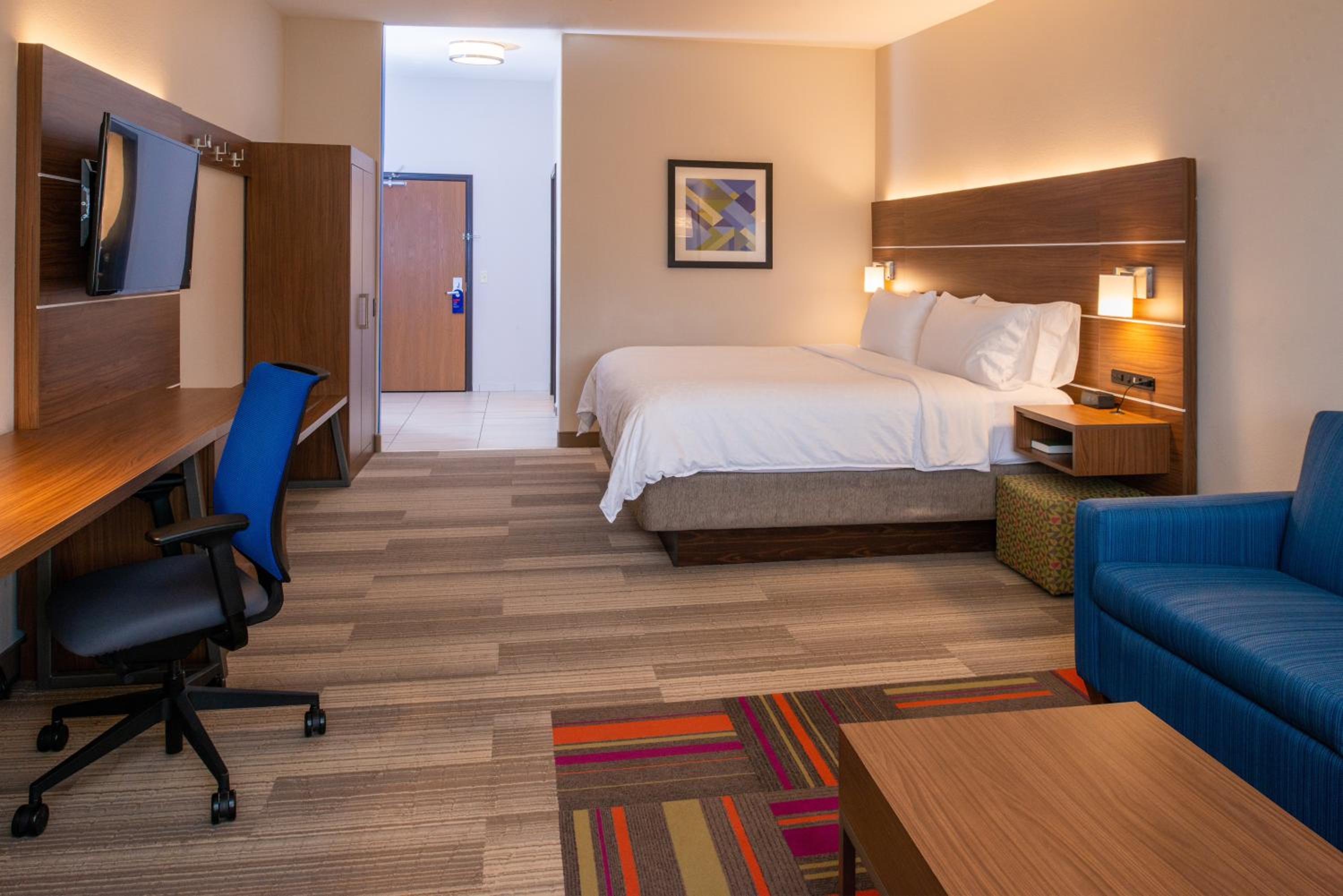 Standard King Room with Balcony and Mountain View - Photo 3
