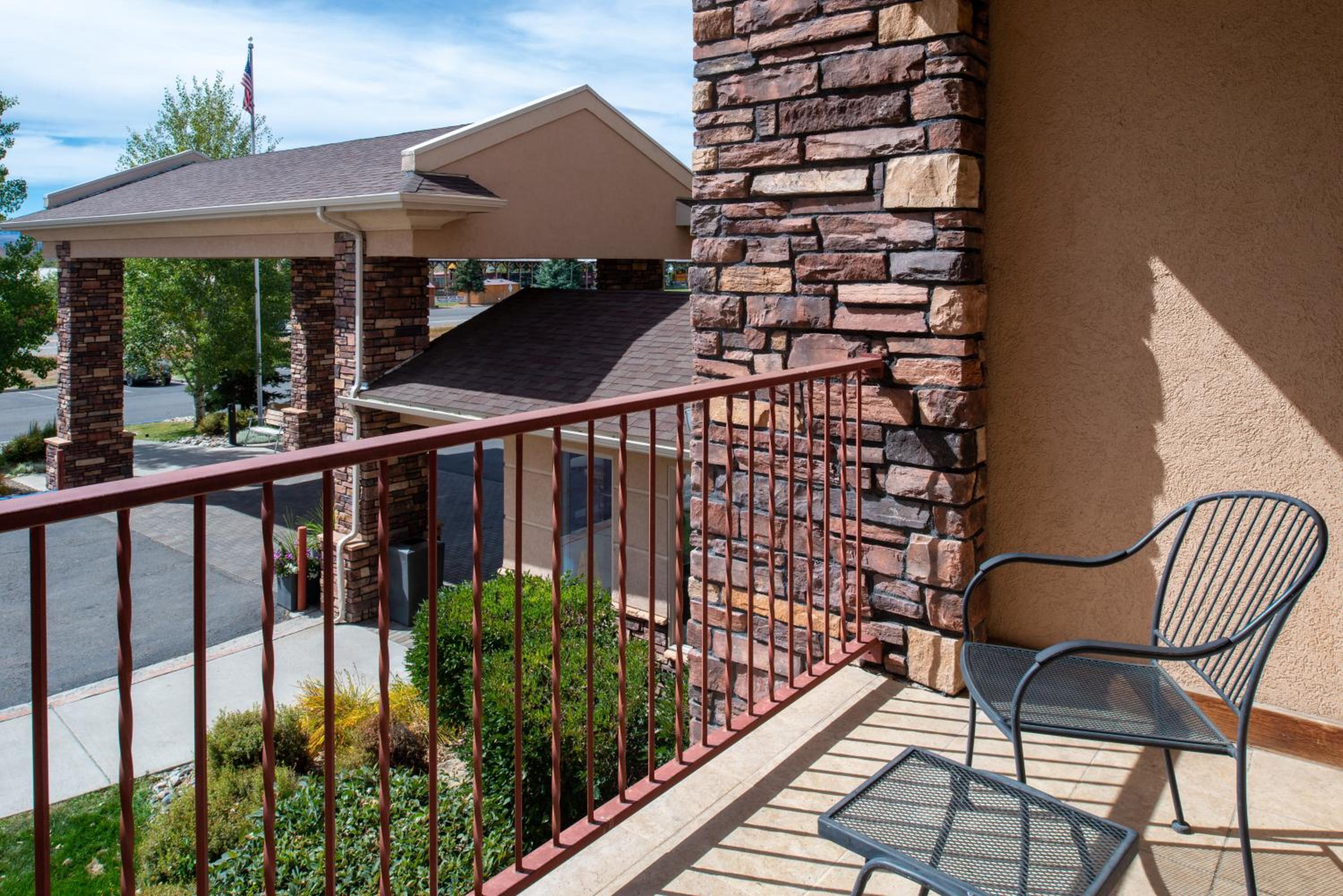 One-Bedroom Suite with Two Queen Beds and Balcony - Sunrise View - Photo 2