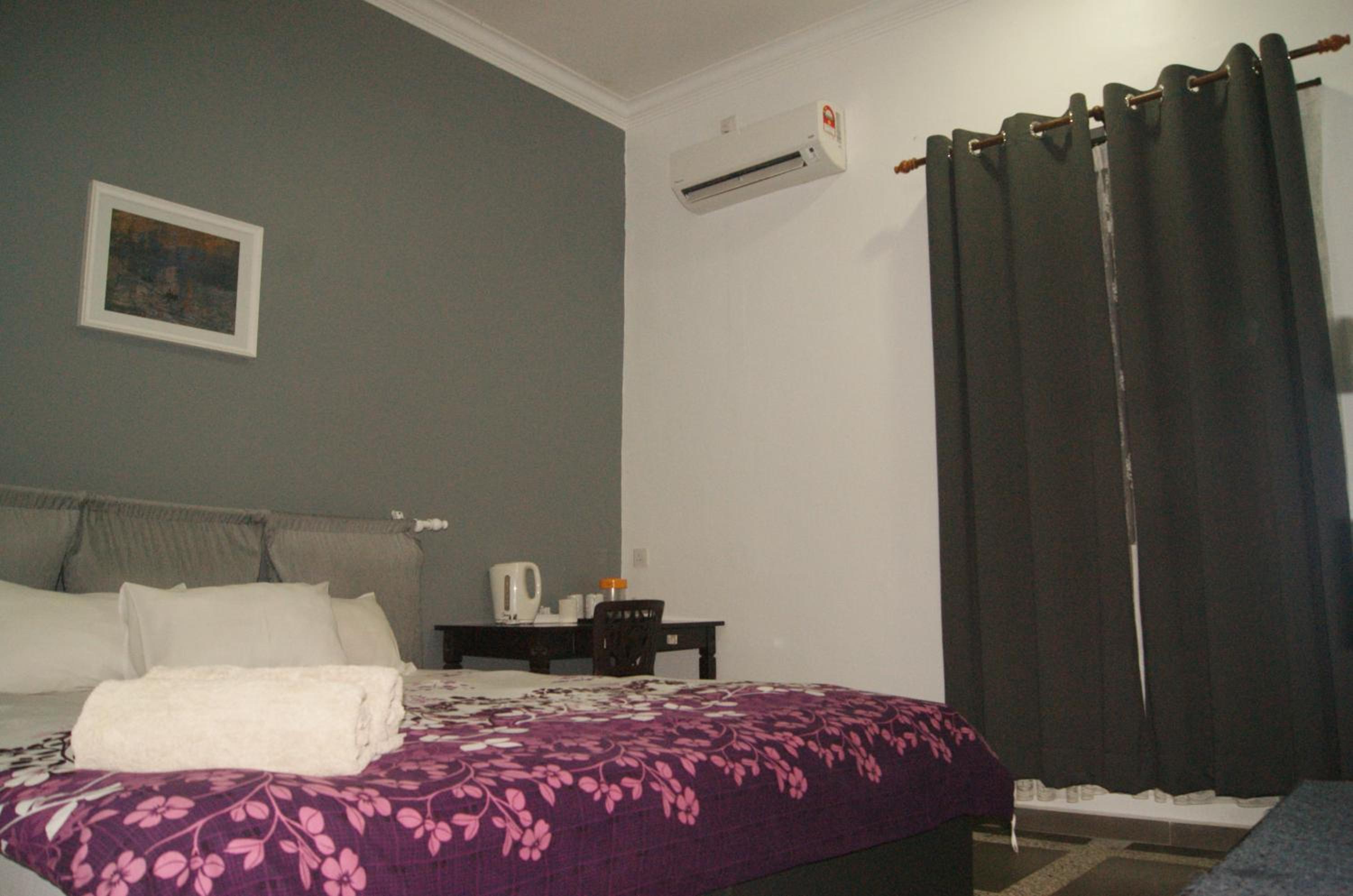 Deluxe King Room - Photo 2