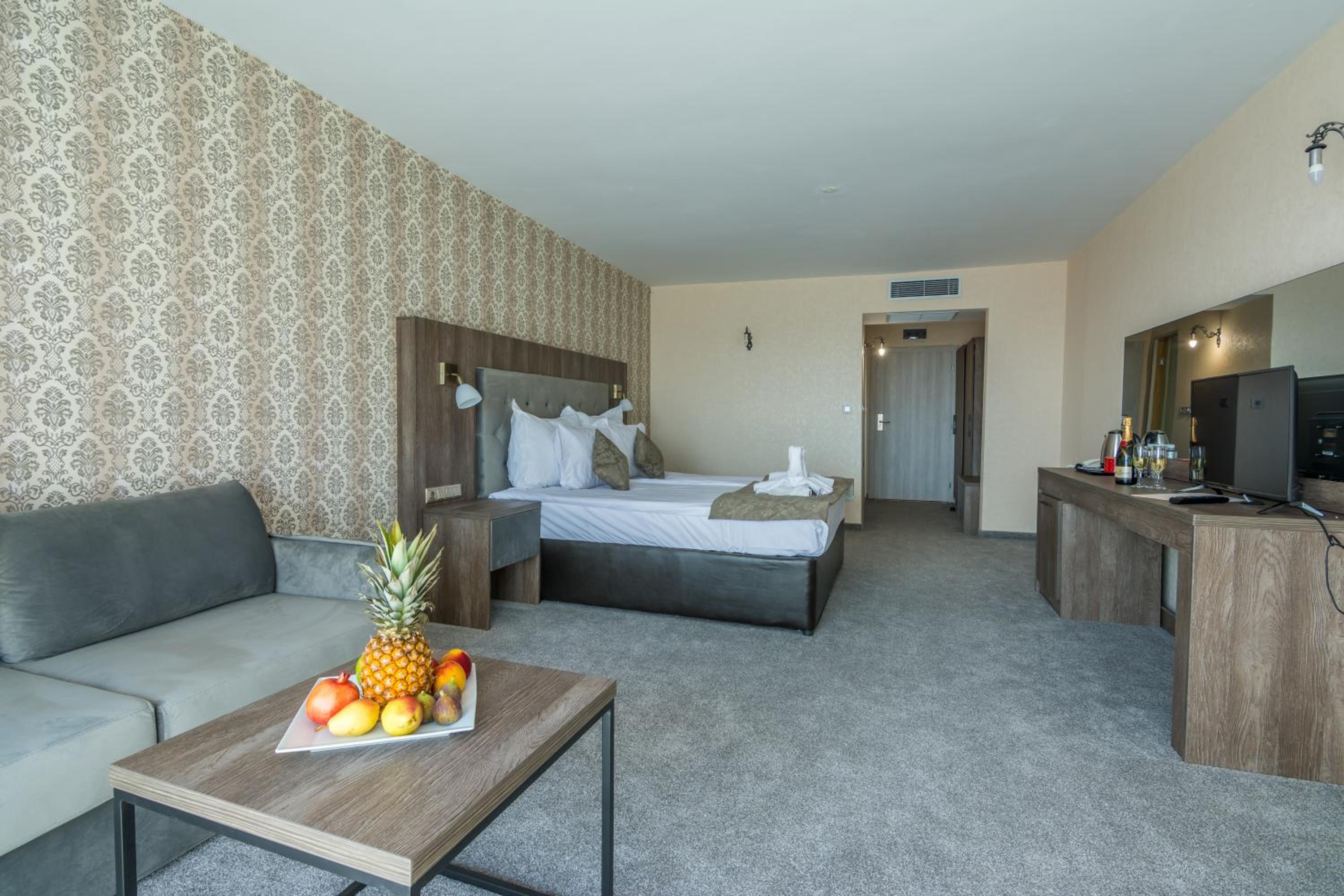 Deluxe Double Room Plus (2 Adults + 2 Child) - Photo 3