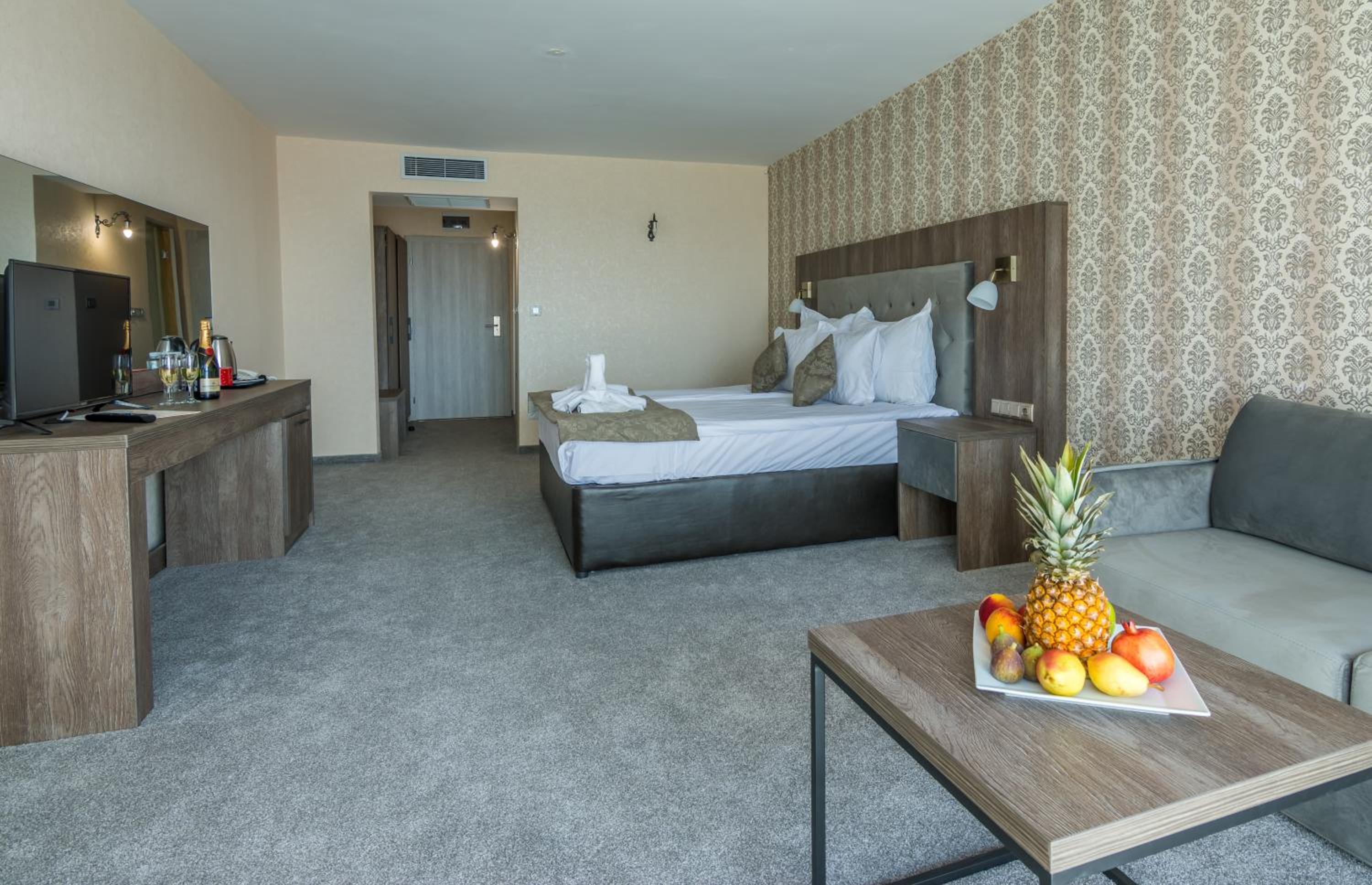 Deluxe Double Room Plus (2 Adults + 2 Child) - Photo 7