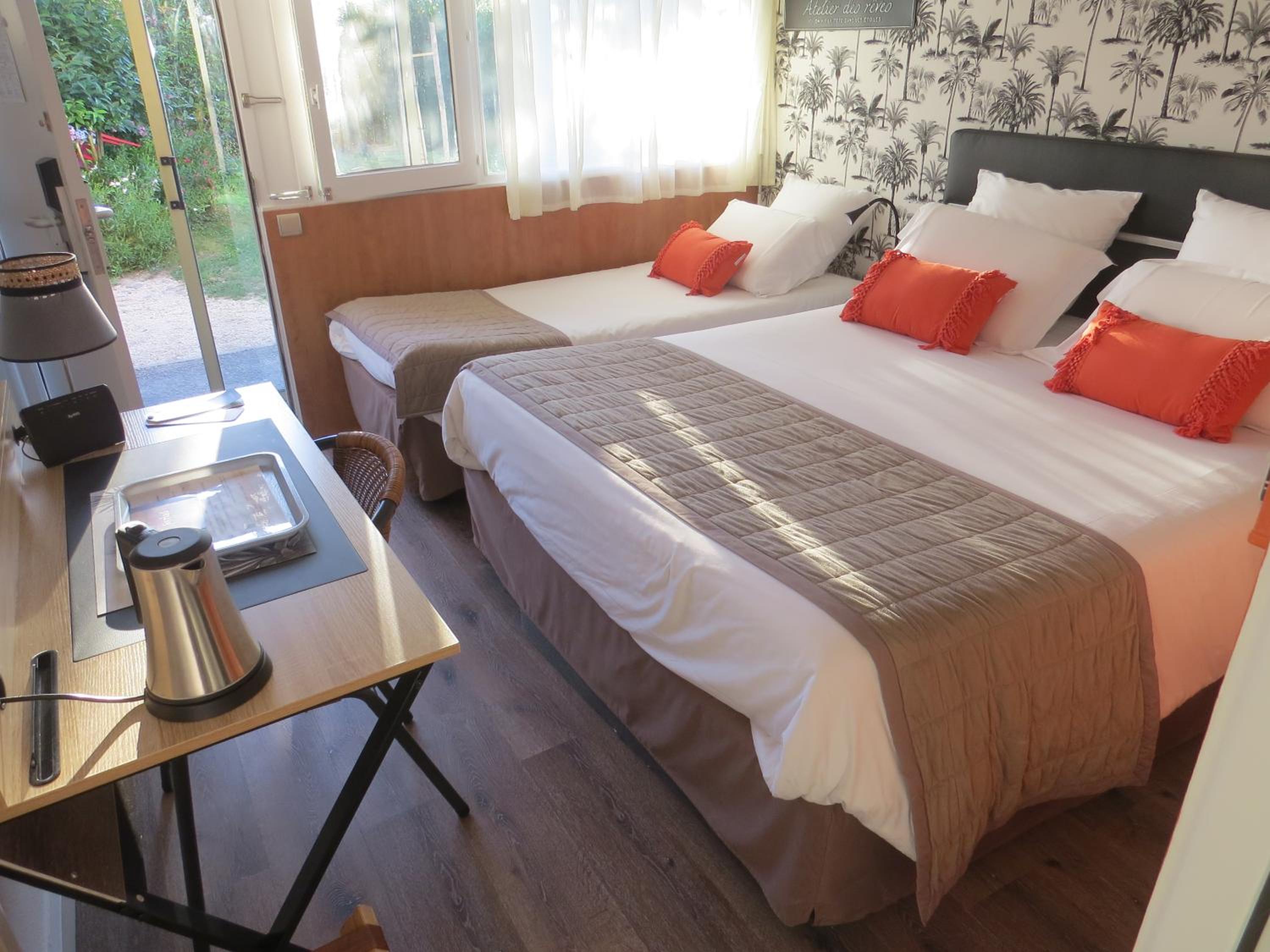 Triple Room With Three Single Beds - Photo 13
