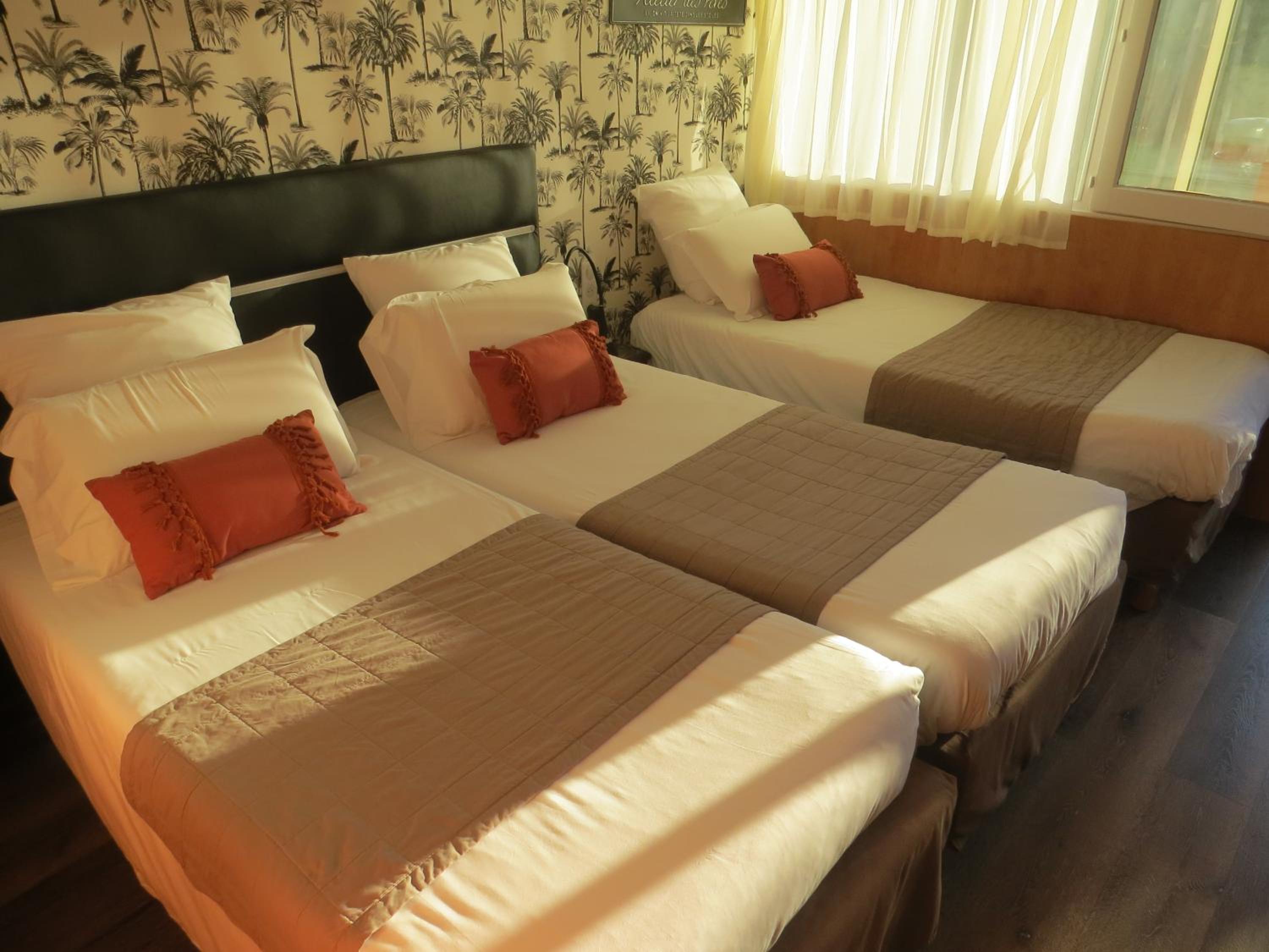 Triple Room With Three Single Beds - Photo 1