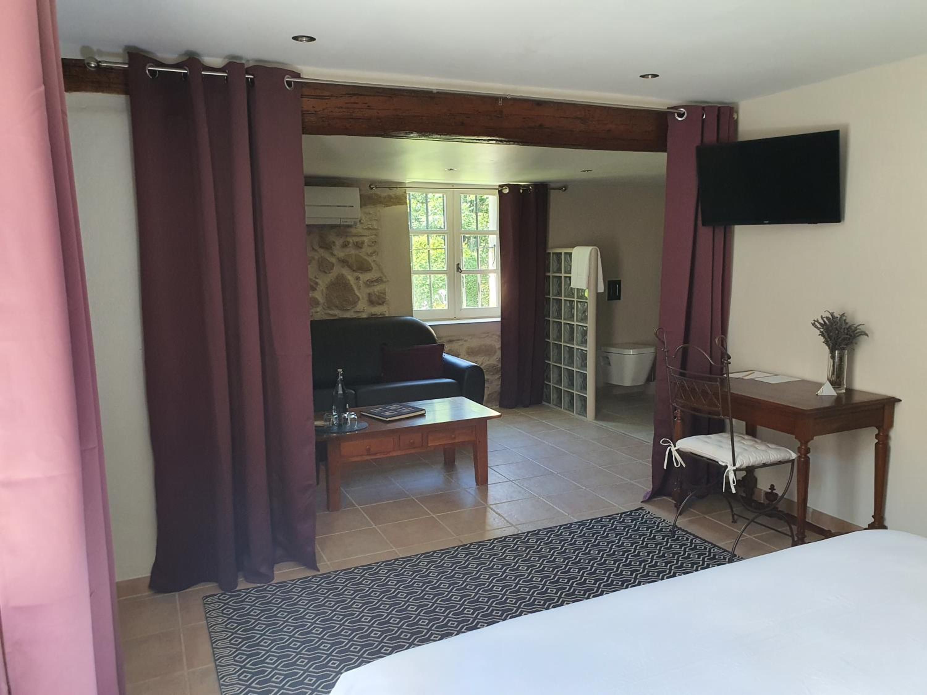 Large Double Room - Photo 1