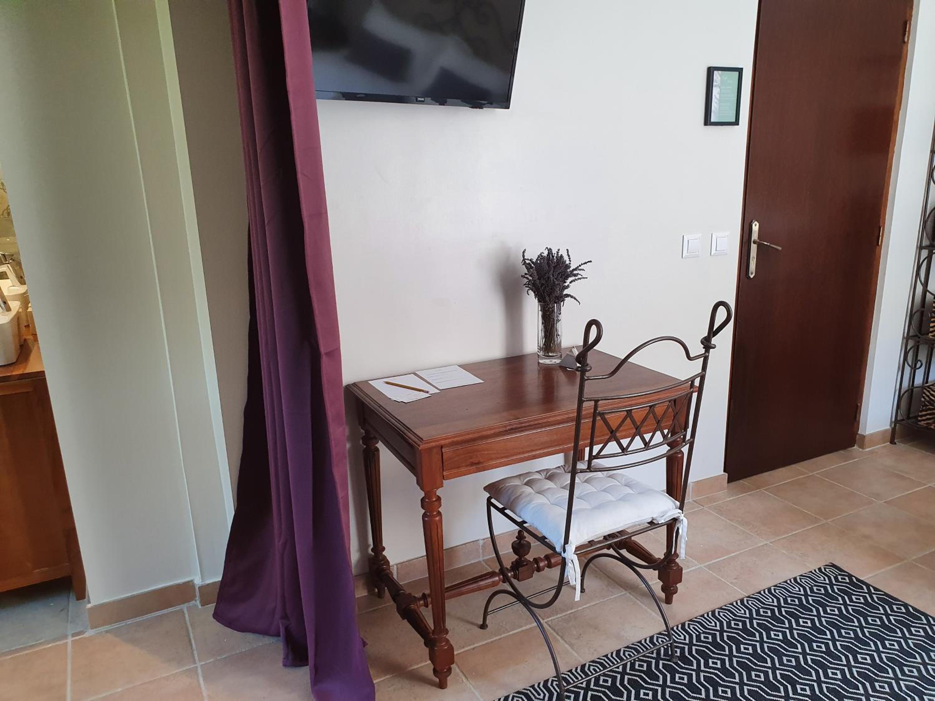 Large Double Room - Photo 3
