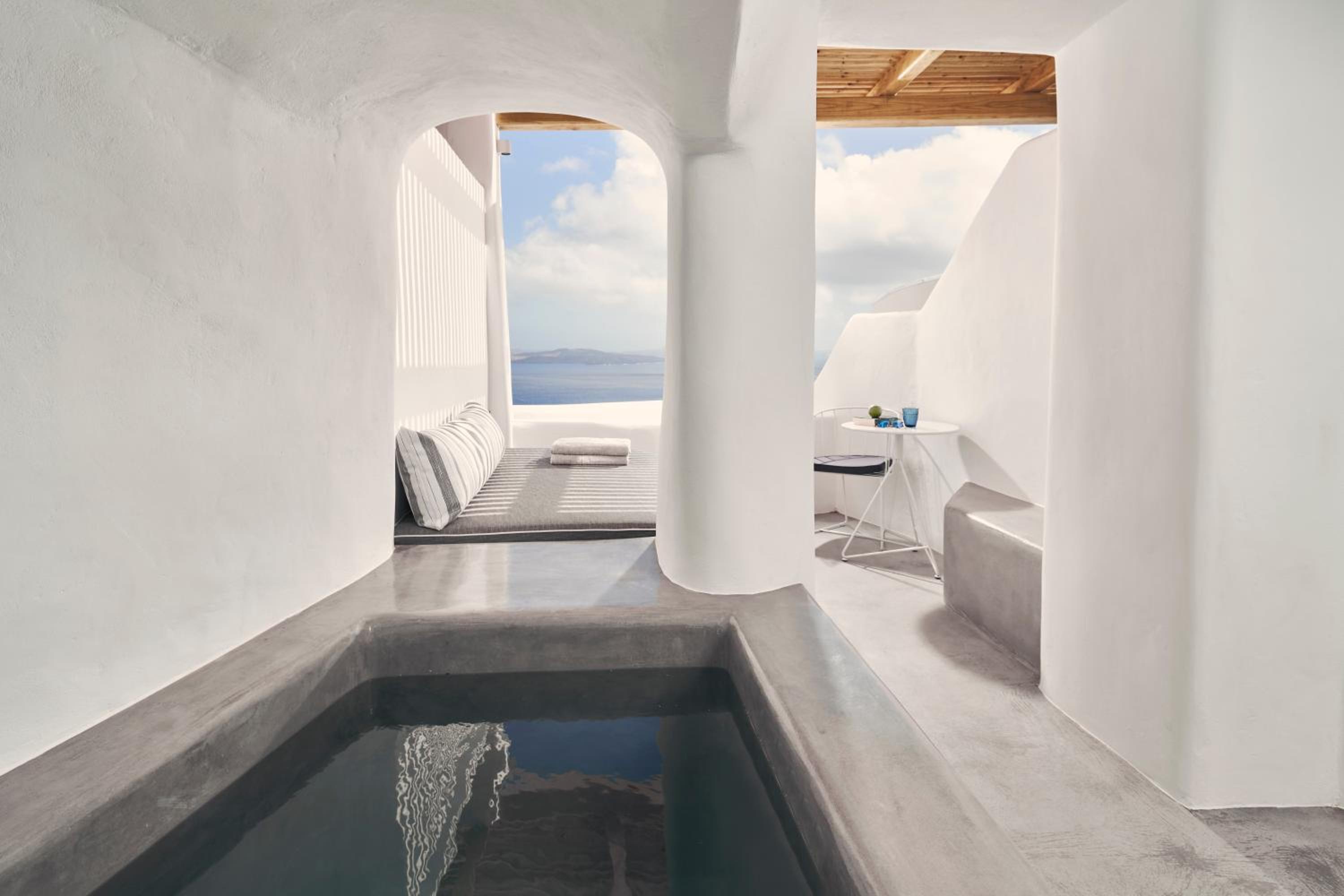 Junior Suite with Caldera View and Outdoor heated Mini Plunge Pool - Photo 5
