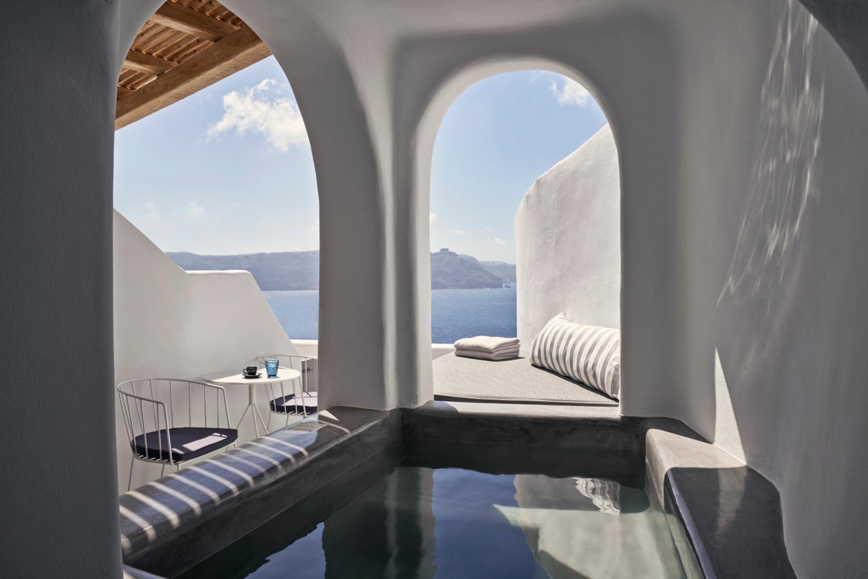 Superior Suite with Caldera View and Outdoor heated  Mini Plunge Pool - Photo 22