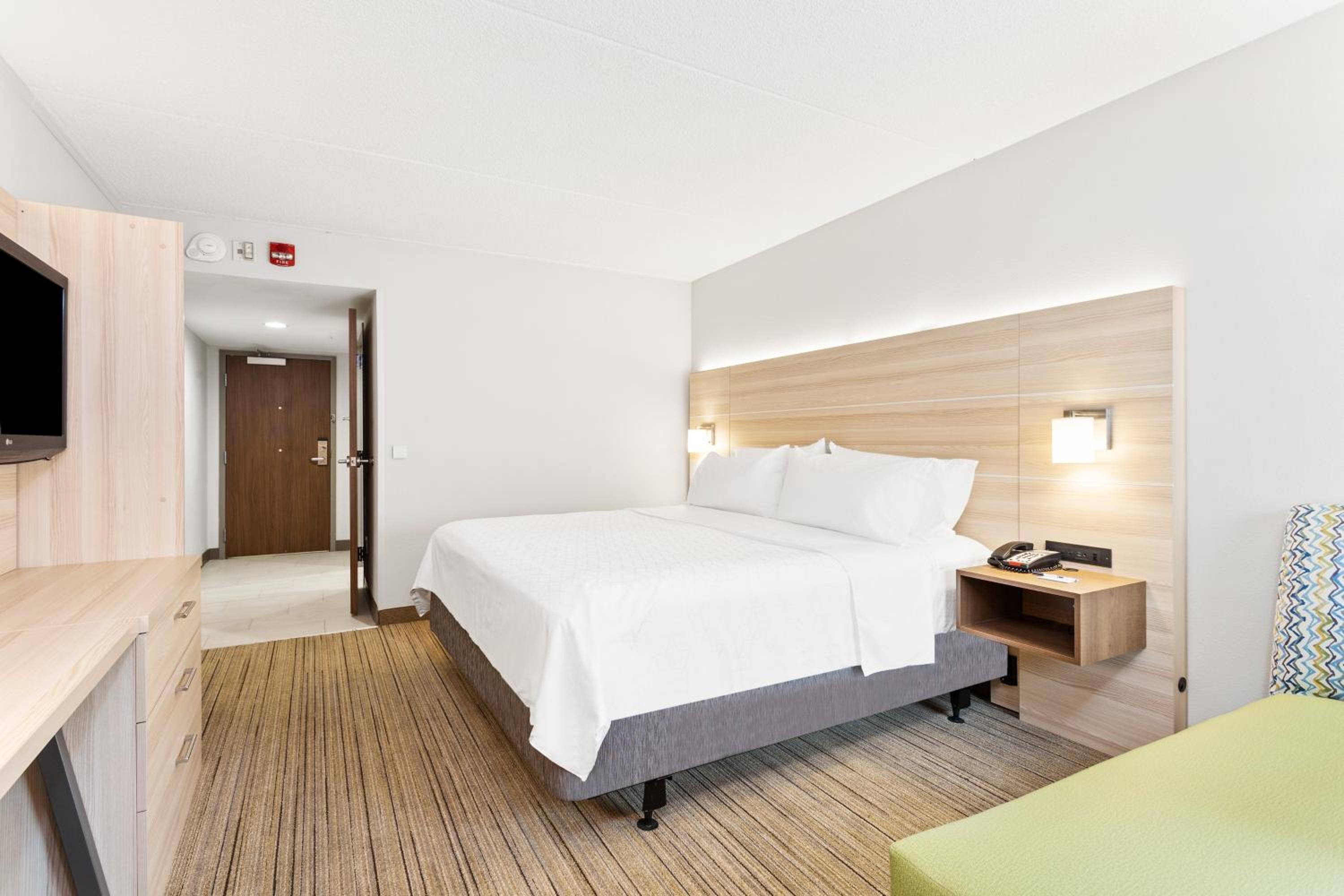 Standard King Room with Roll-In Shower - Mobility Access - Photo 2