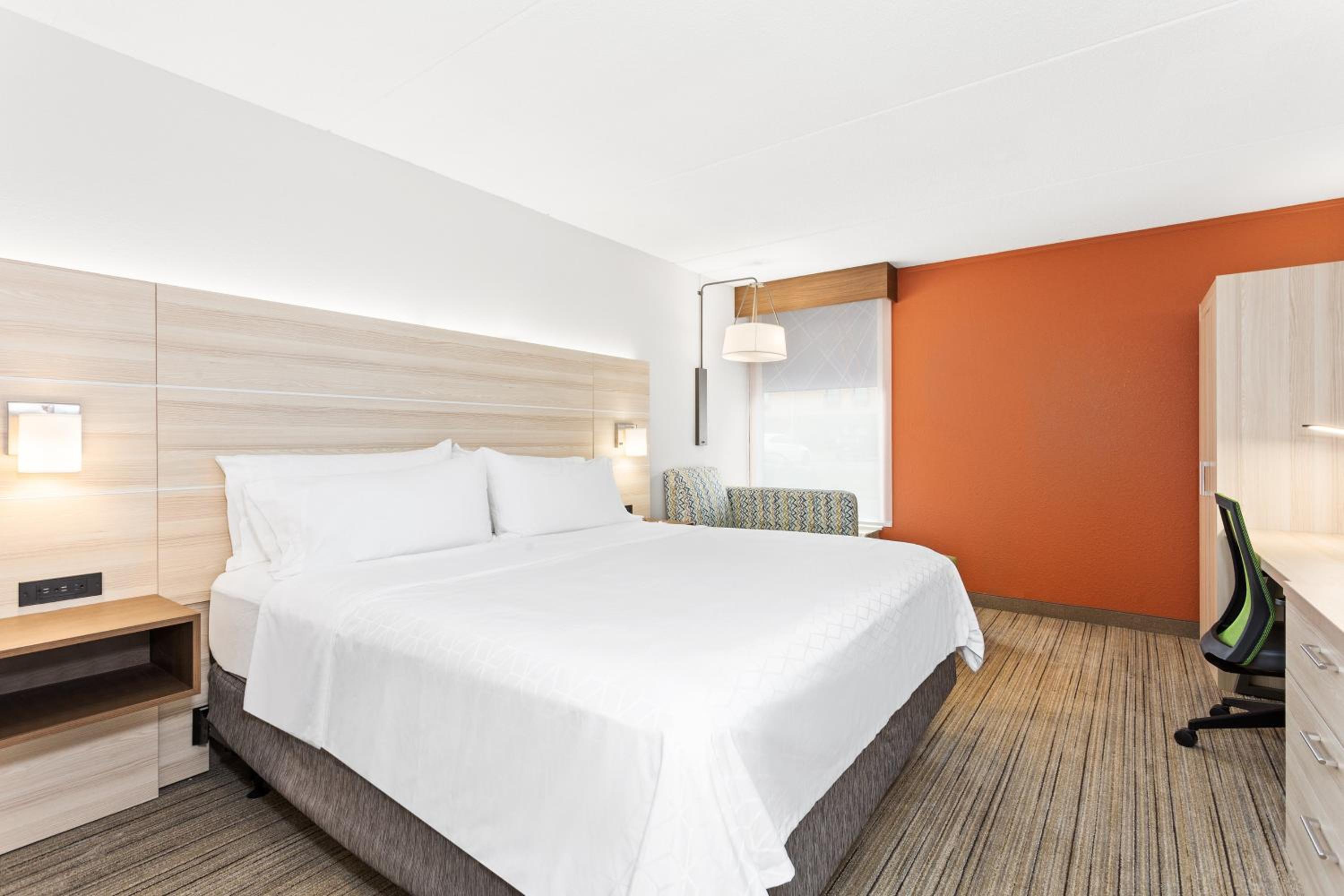 Standard King Room with Roll-In Shower - Mobility Access - Photo 3