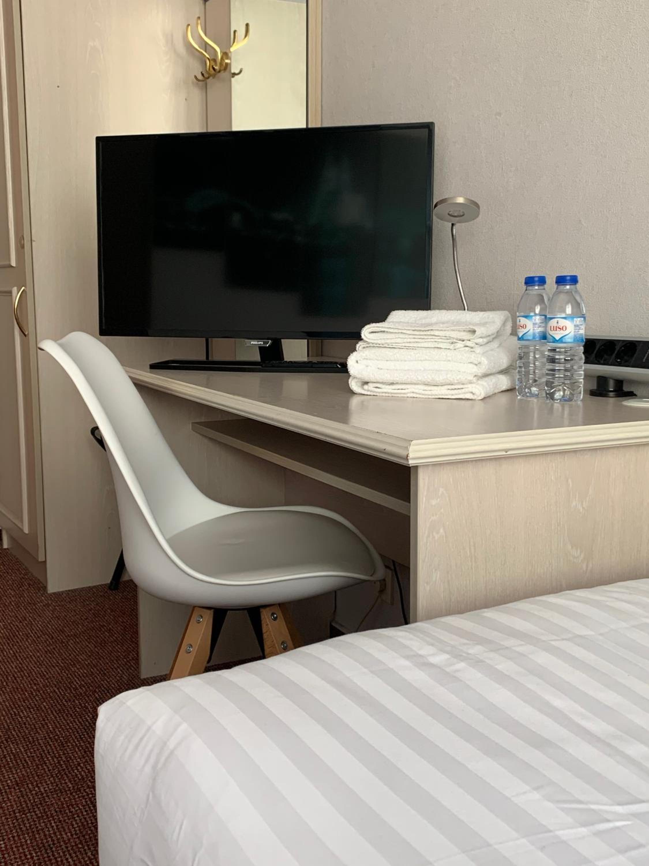 Double or Twin Room - Photo 4