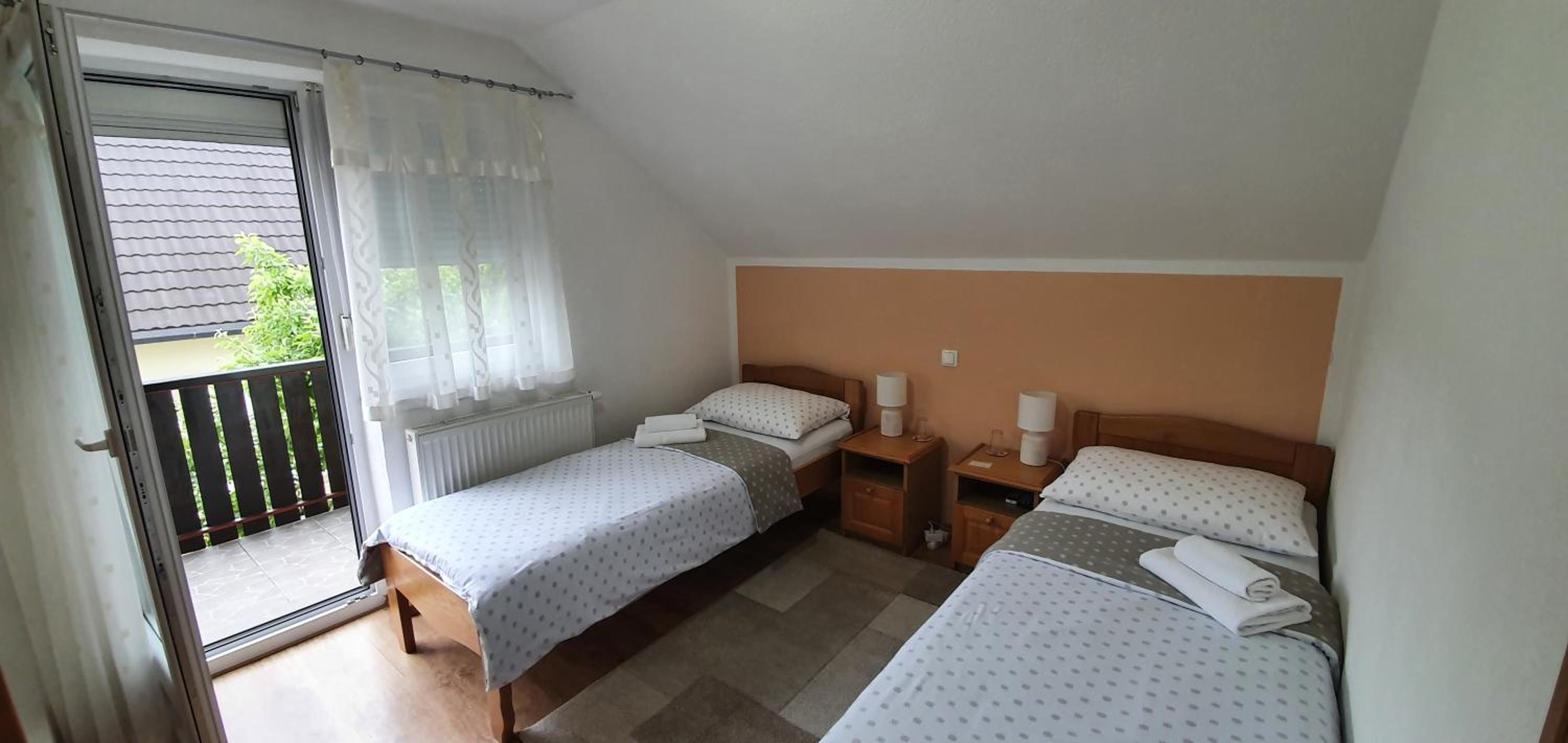 Twin Room - Photo 2