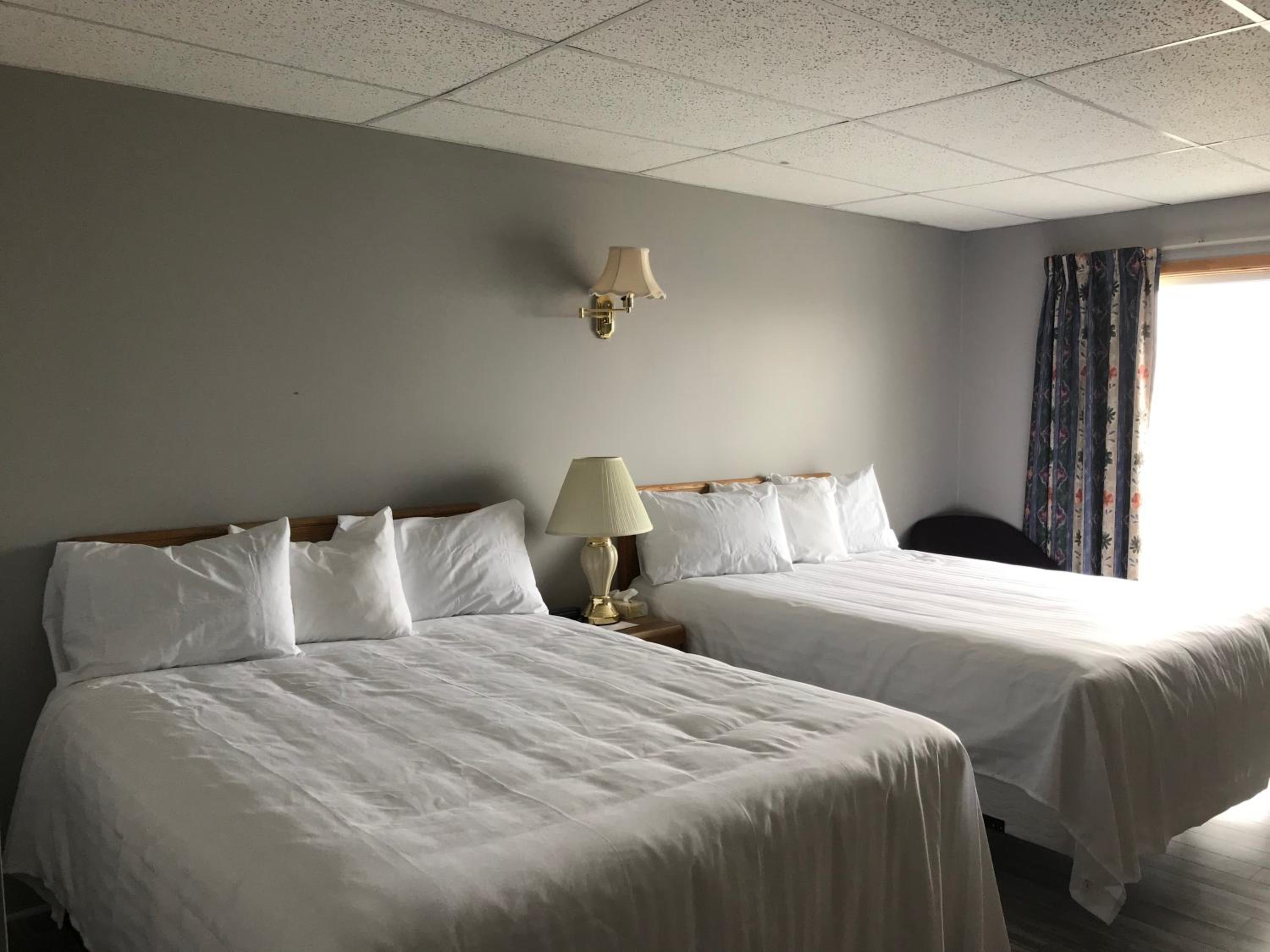 Queen Room with Two Queen Beds photo 3