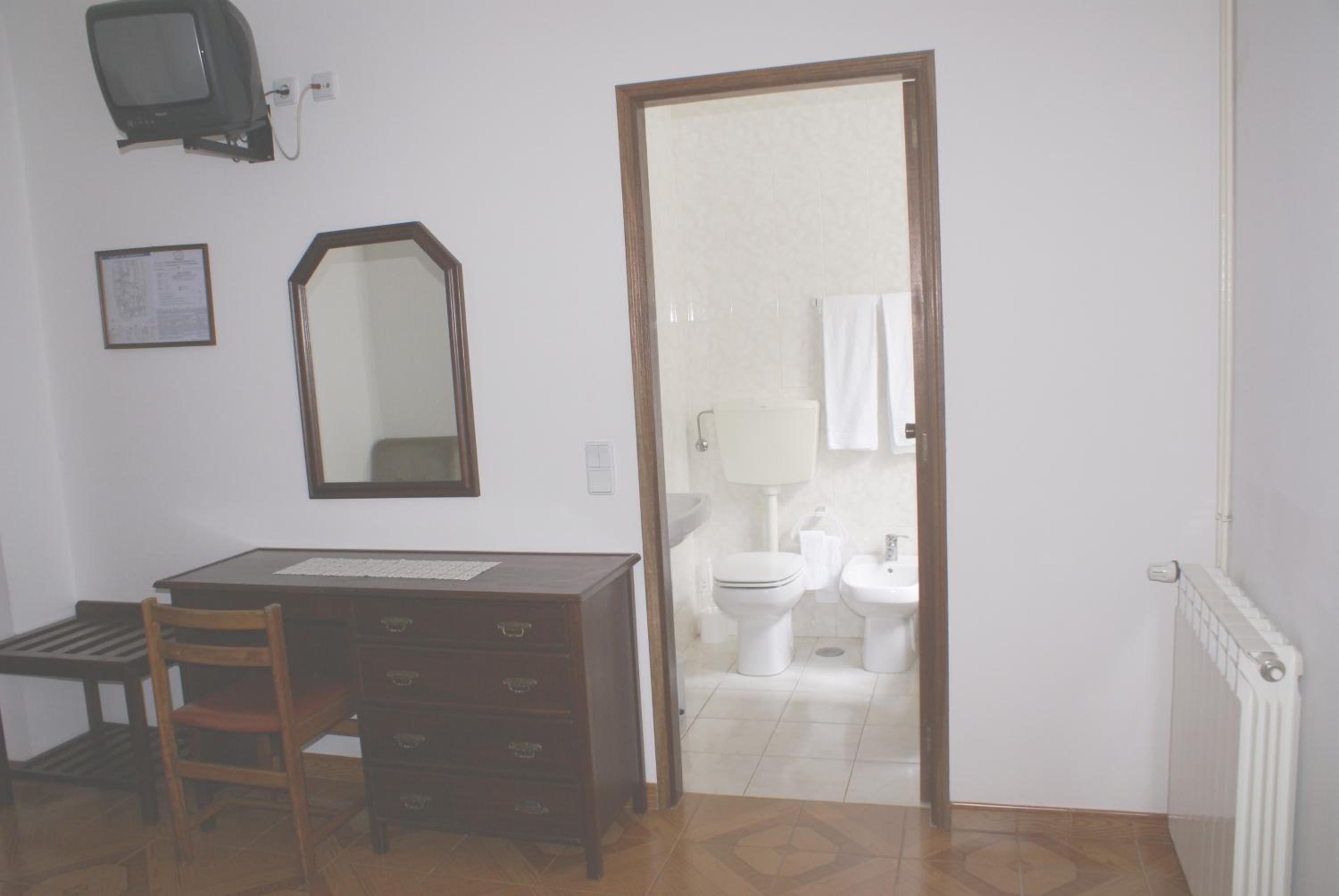 Basic Double Room photo 2