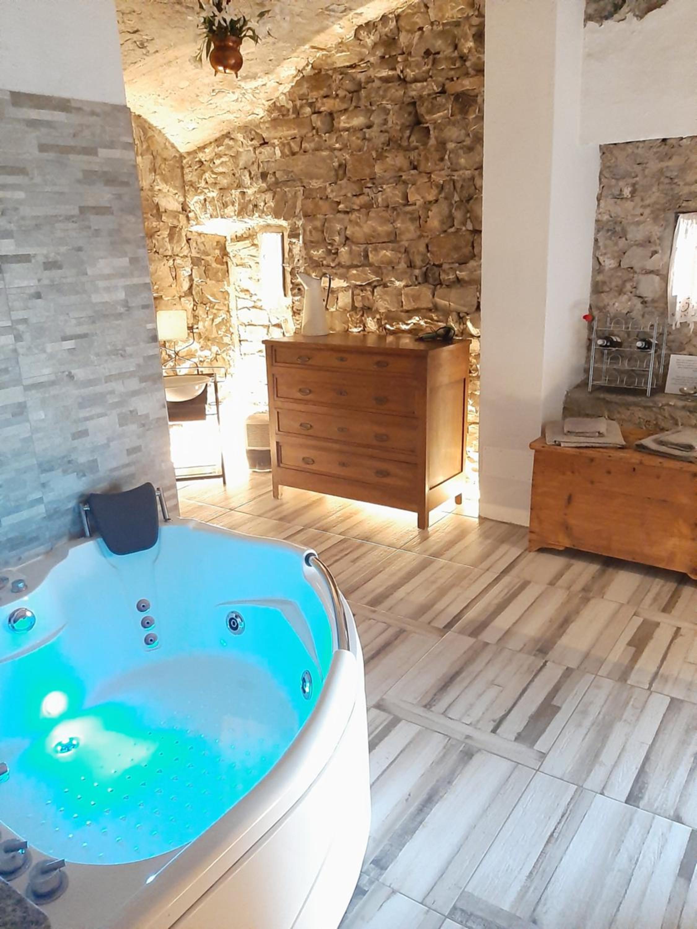 King Room with Spa Bath - Photo 1