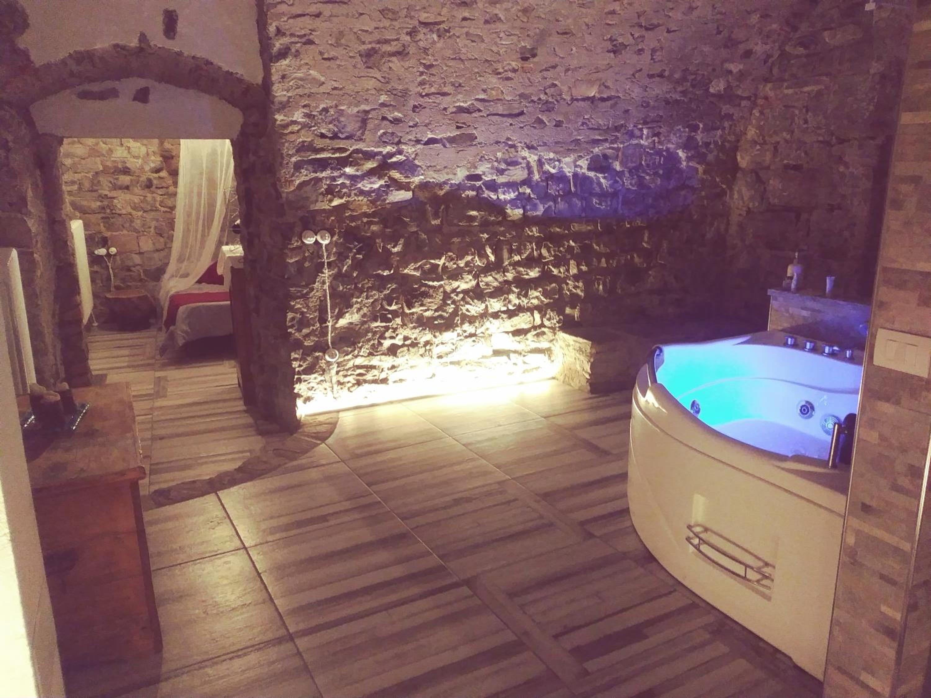 King Room with Spa Bath - Photo 8