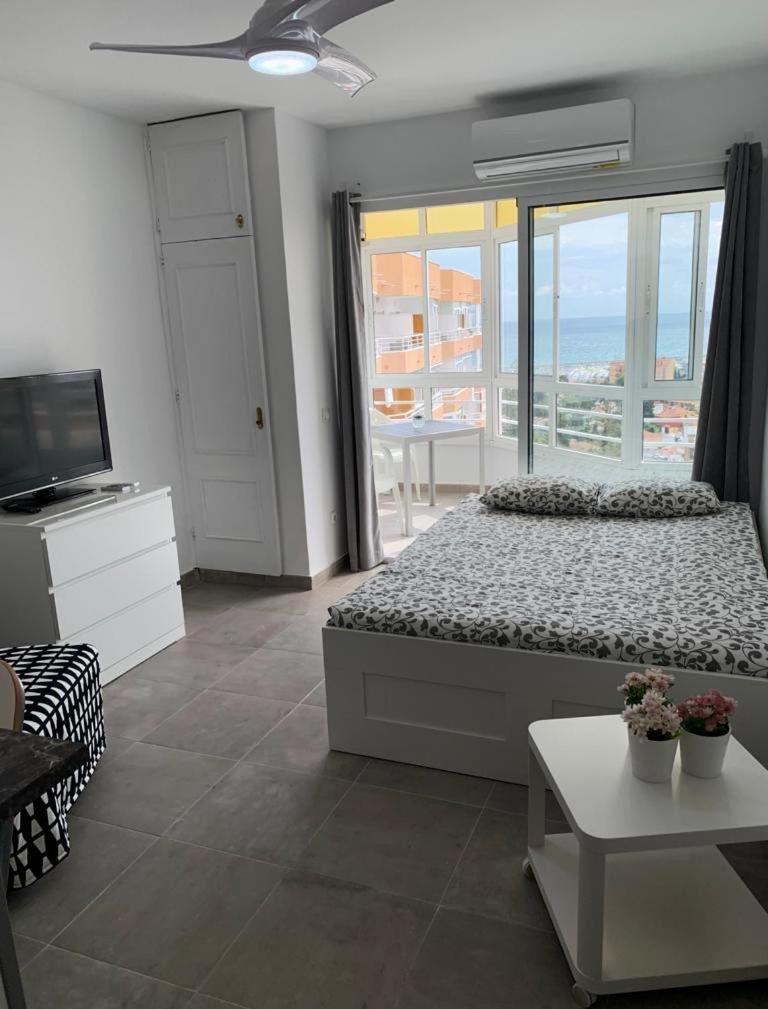 Estudio con vista al mar