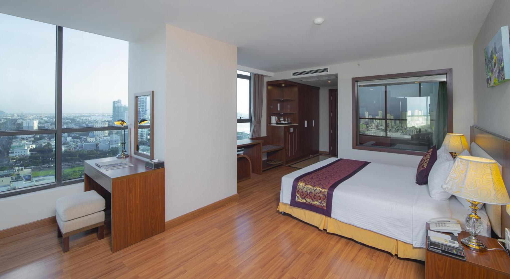 Deluxe City View King Room with Bathtub photo 3