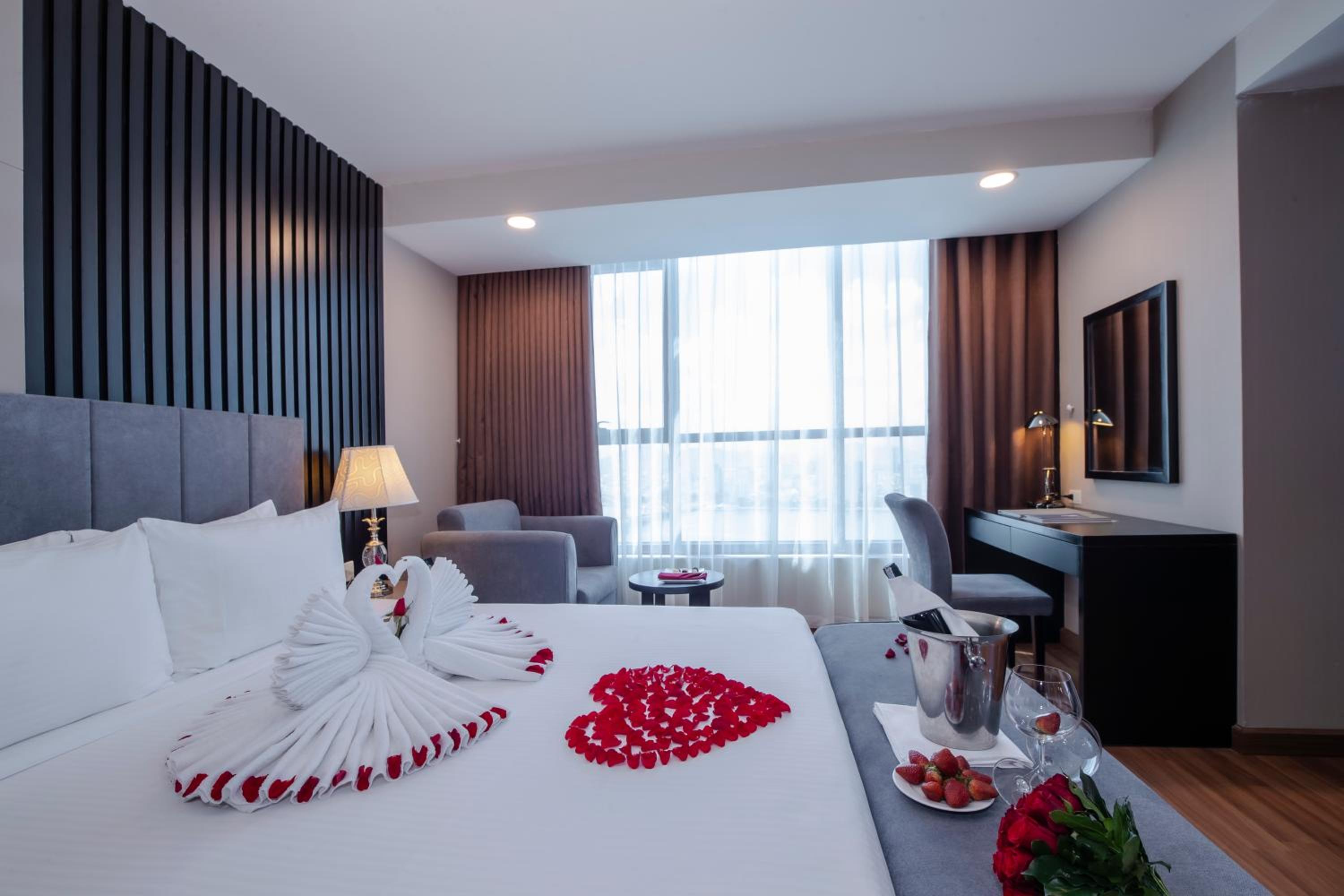 Executive Panoramic River View Suite Room with Jacuzzi Bathtub photo 2