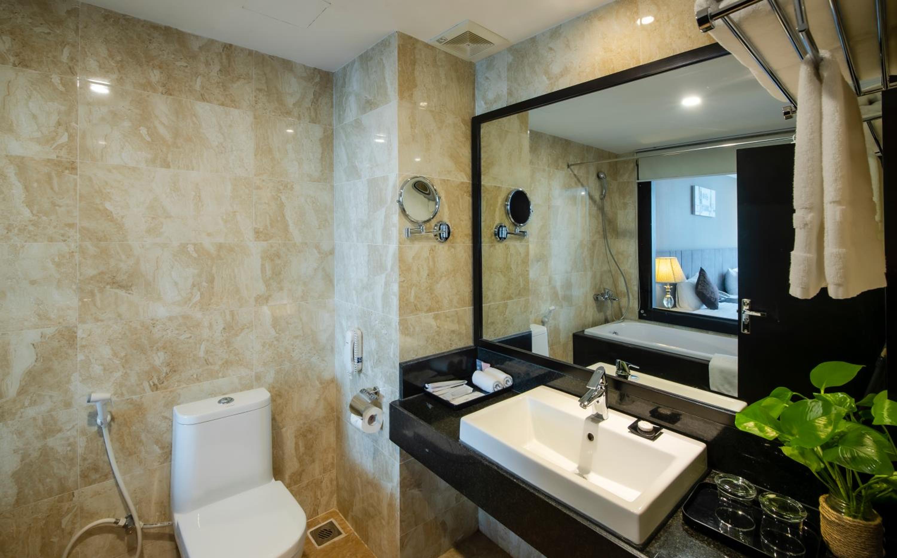 Deluxe City View King Room with Bathtub photo 2