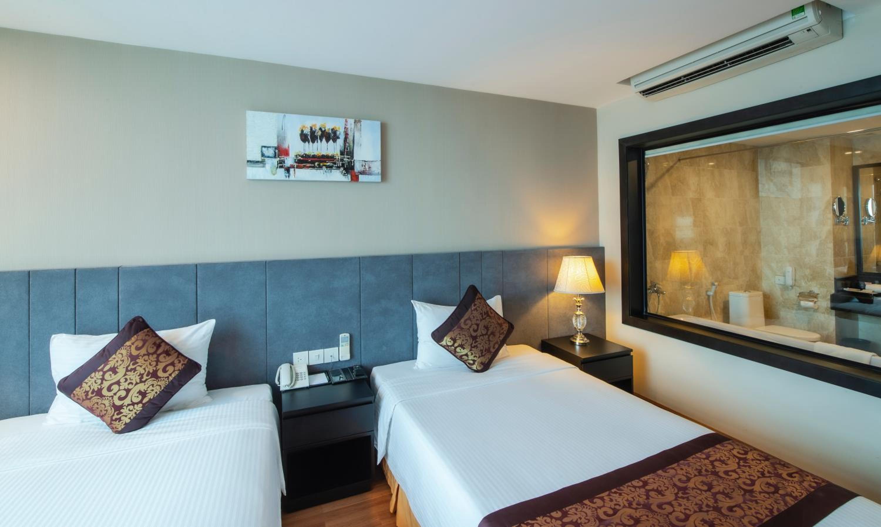 Deluxe Twin Room with Bathtub and City View photo 3
